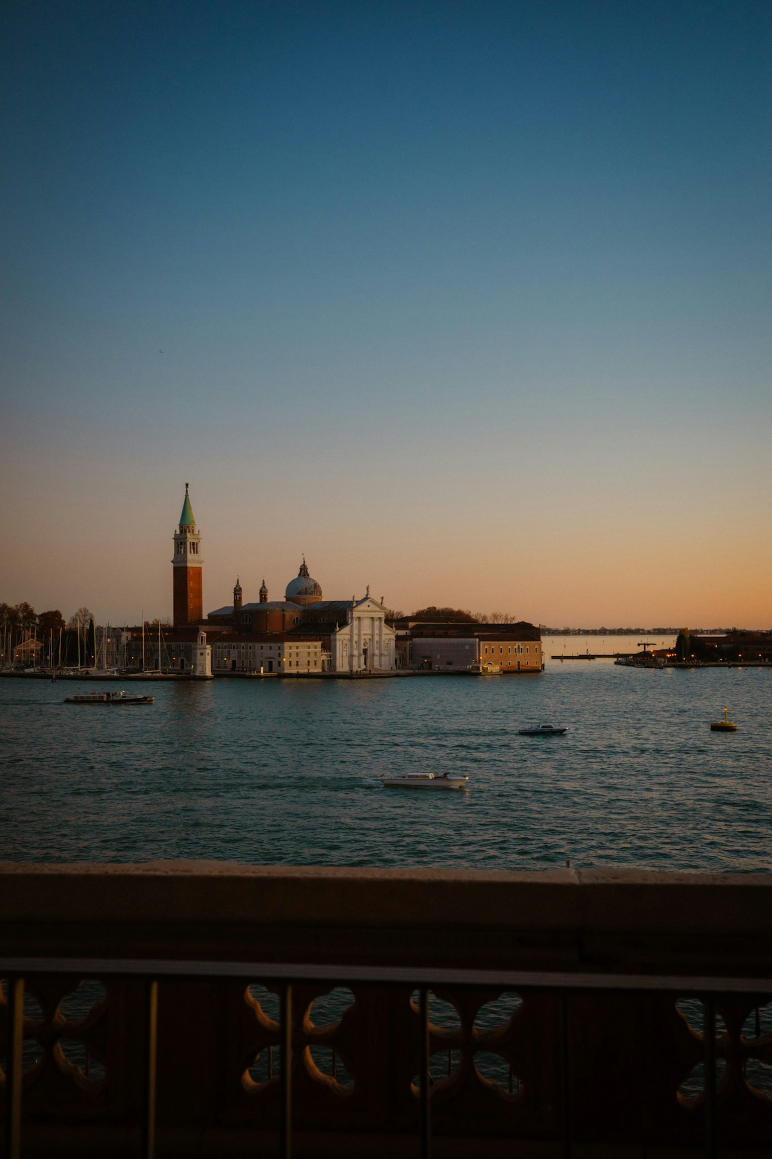 Venezianische Landschaft bei Sonnenuntergang mit einem Glockenturm und ruhigem Wasser