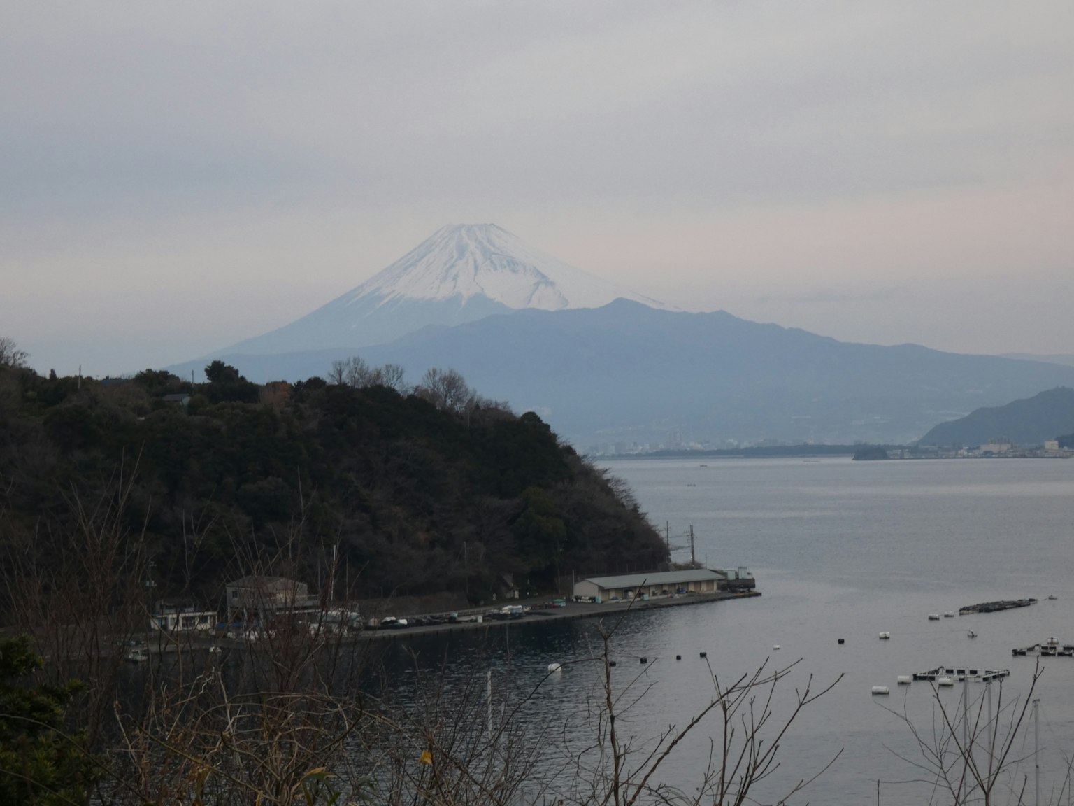 Vista escénica del monte Fuji al fondo sobre un mar tranquilo