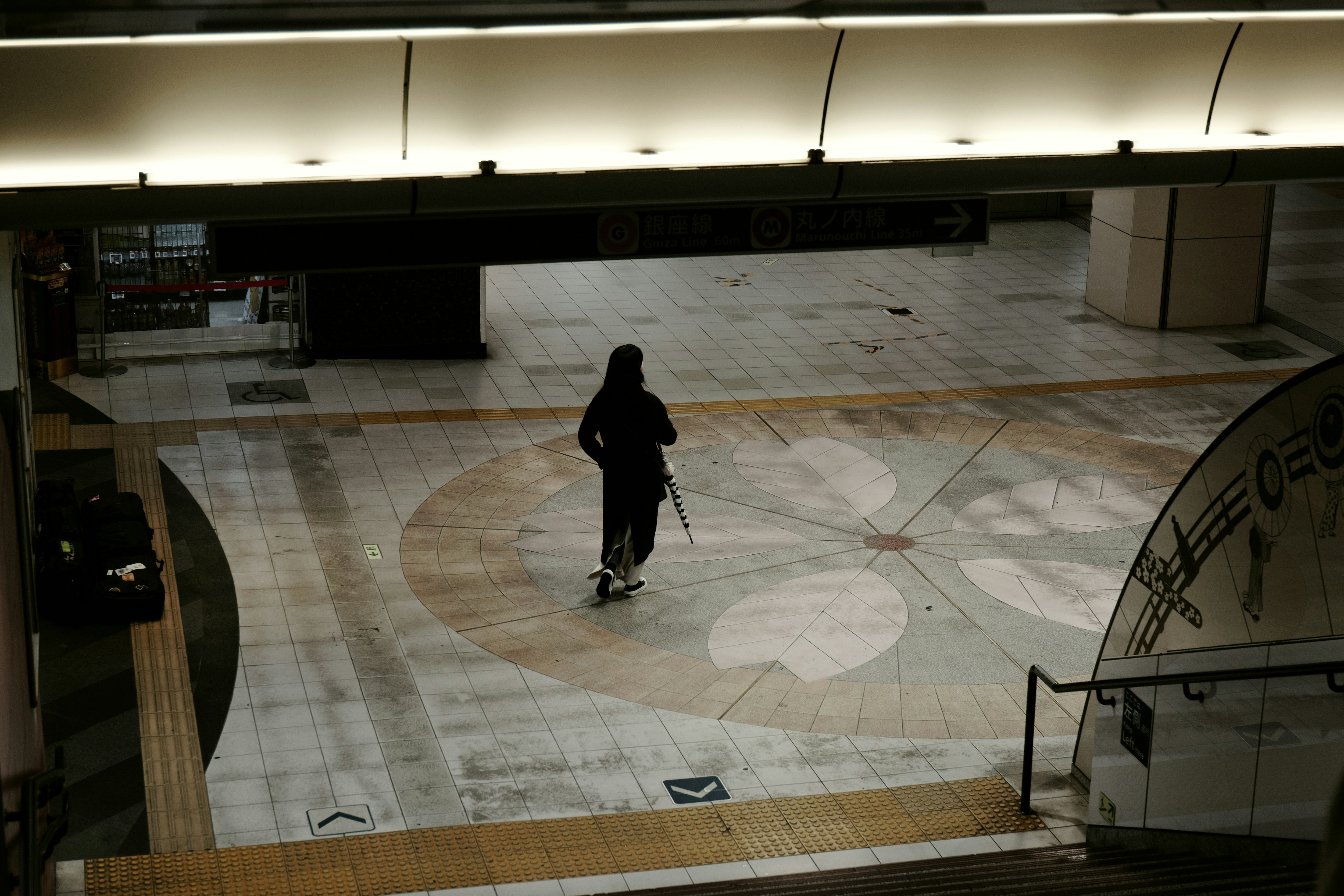 赤坂見附駅の構内で人が歩くホームの通路