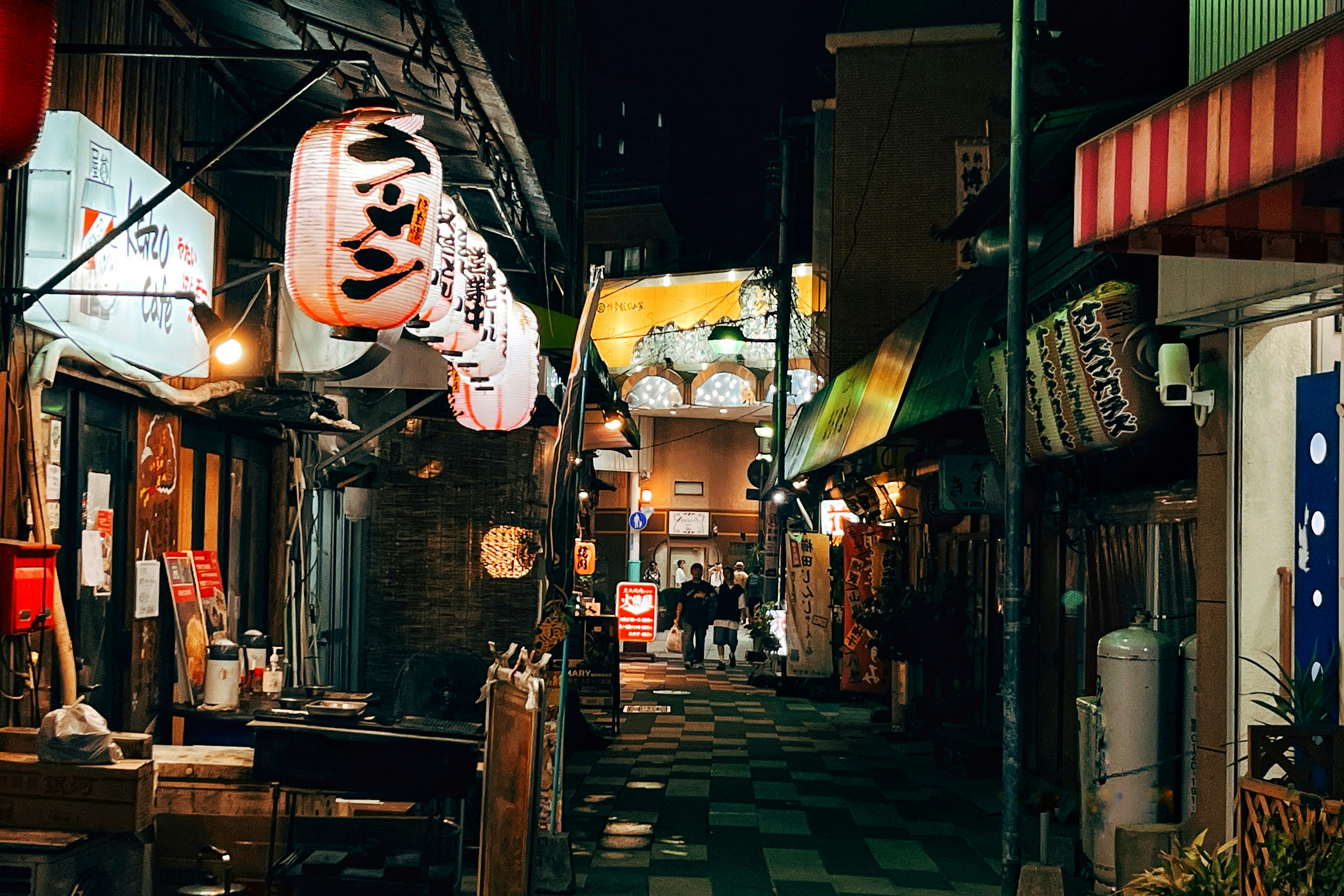 福岡市・中洲川端の川端商店街の居酒屋が並ぶ夜の街角