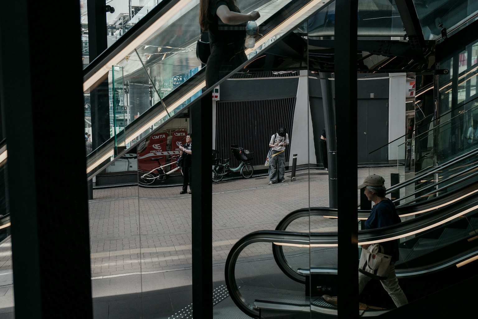 Modernes Raum mit Glastreppen und Menschen in Bewegung