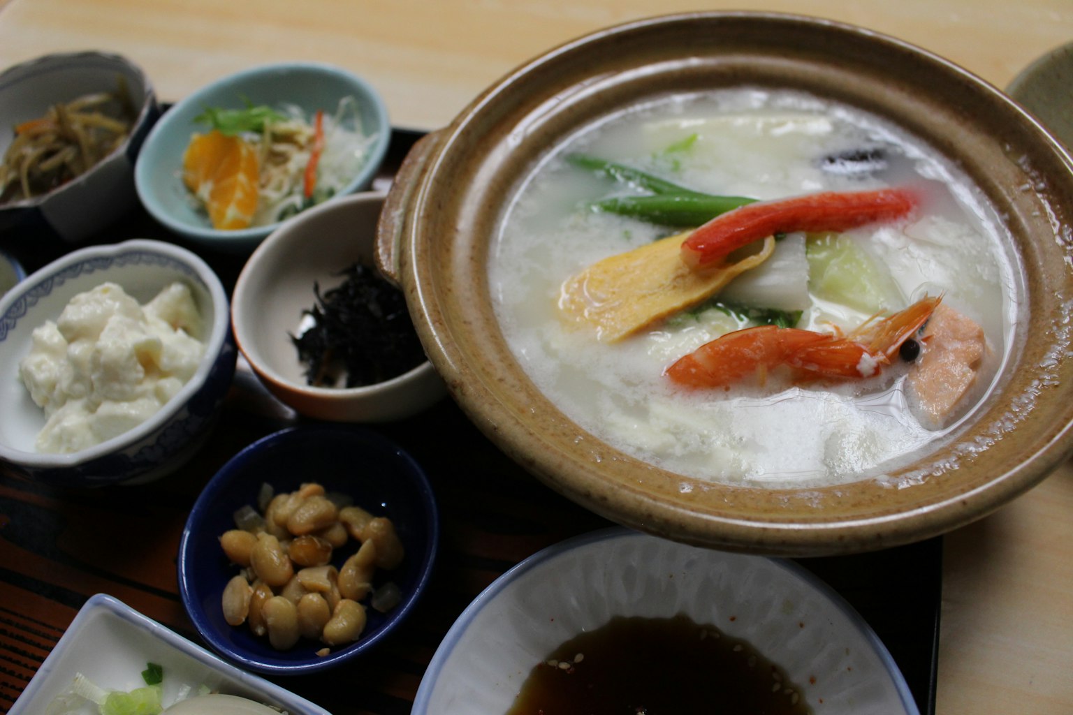 해산물 전골을 중앙에 두고 아름답게 배열된 일본식 식사