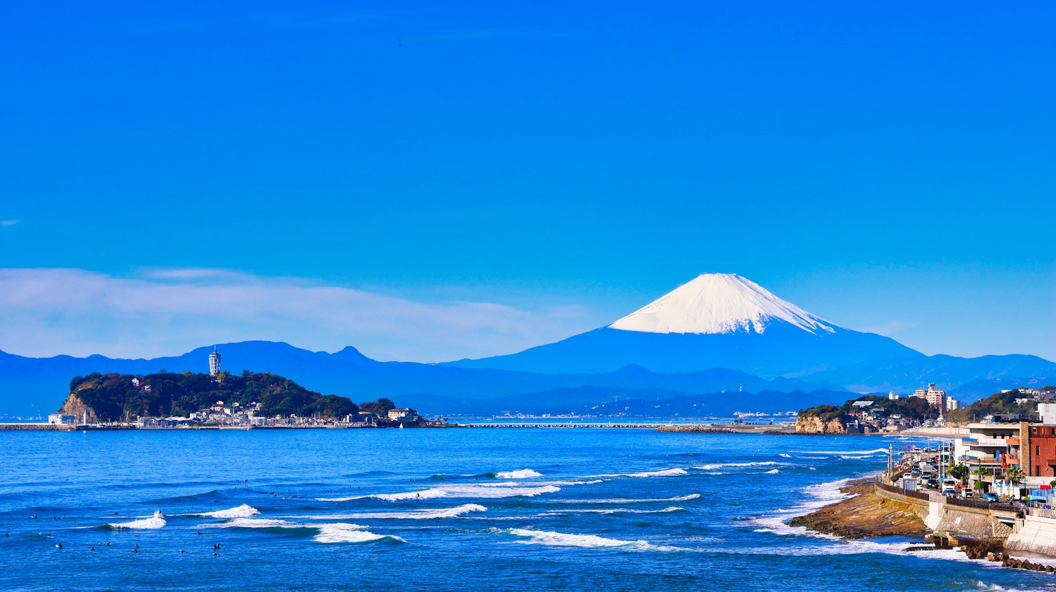 Vue côtière avec le mont Fuji sous un ciel bleu clair