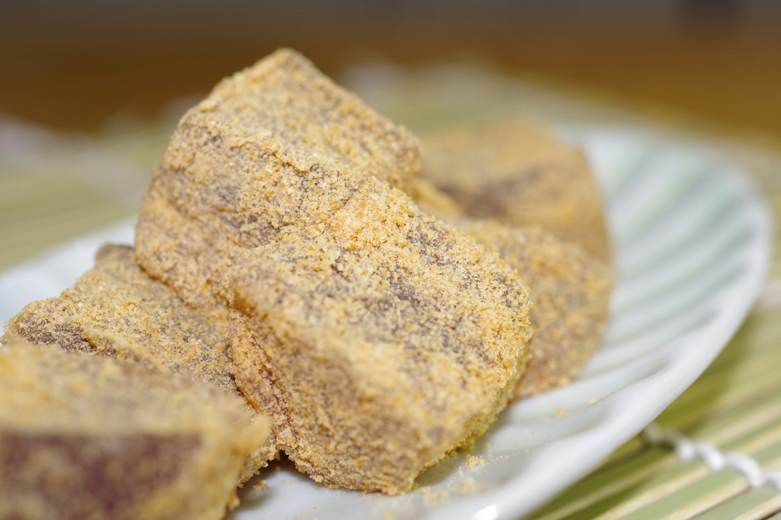 Piatto di delizioso mochi con rivestimento in polvere