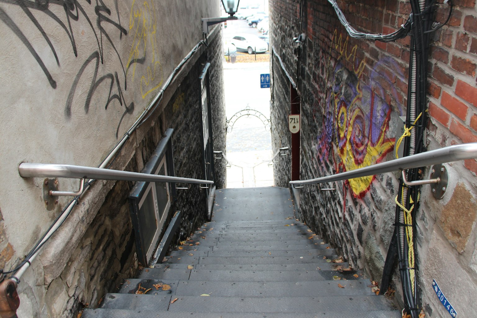 Foto einer Treppe mit Geländer und mit Graffiti bedeckten Wänden