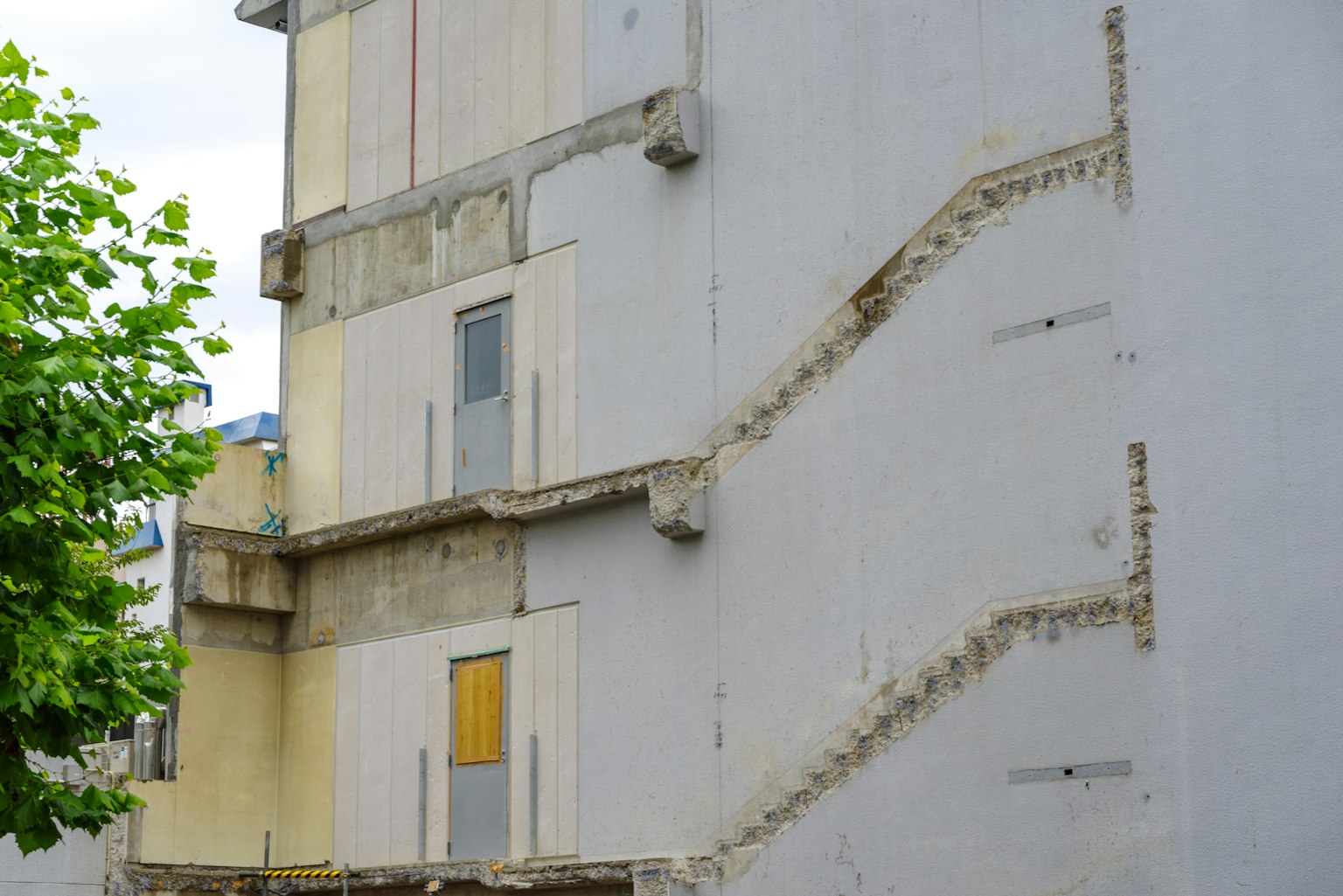 Gebäude mit weißer Wand und einer Treppenumriss sowie einem Fenster