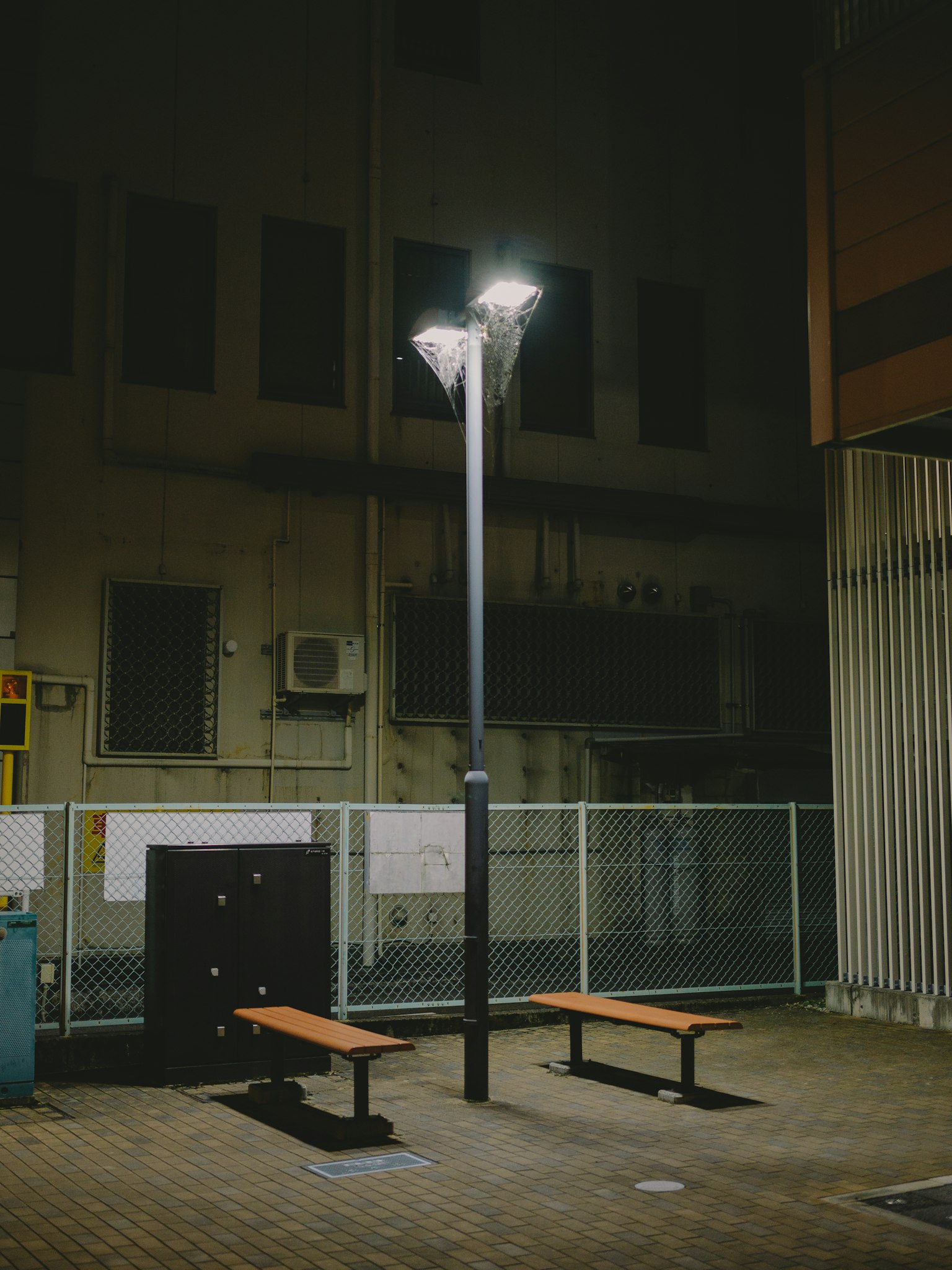 Scène nocturne avec un lampadaire et des bancs
