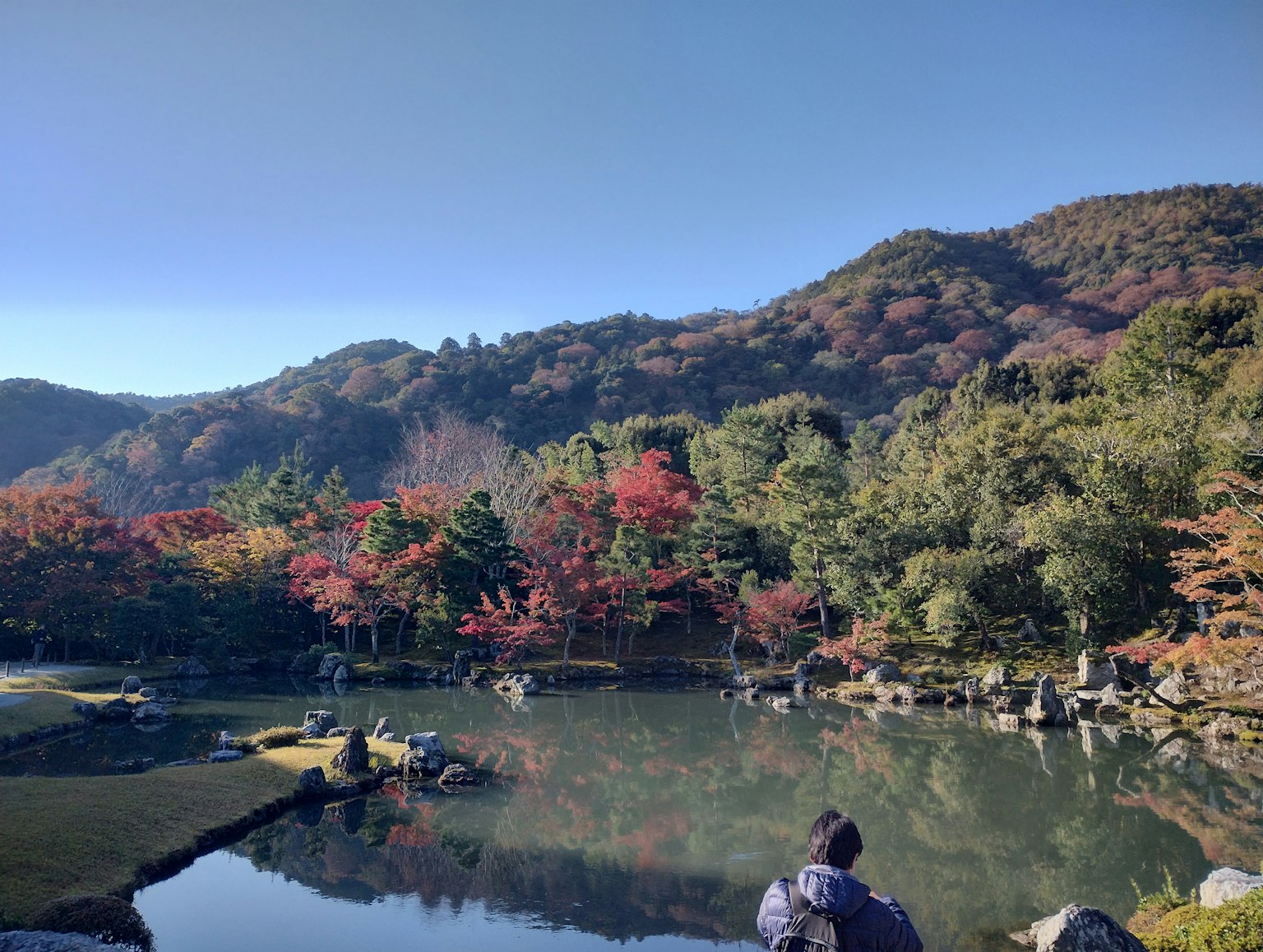 Paysage d'automne pittoresque avec un feuillage vibrant et un lac calme des gens profitant de la nature
