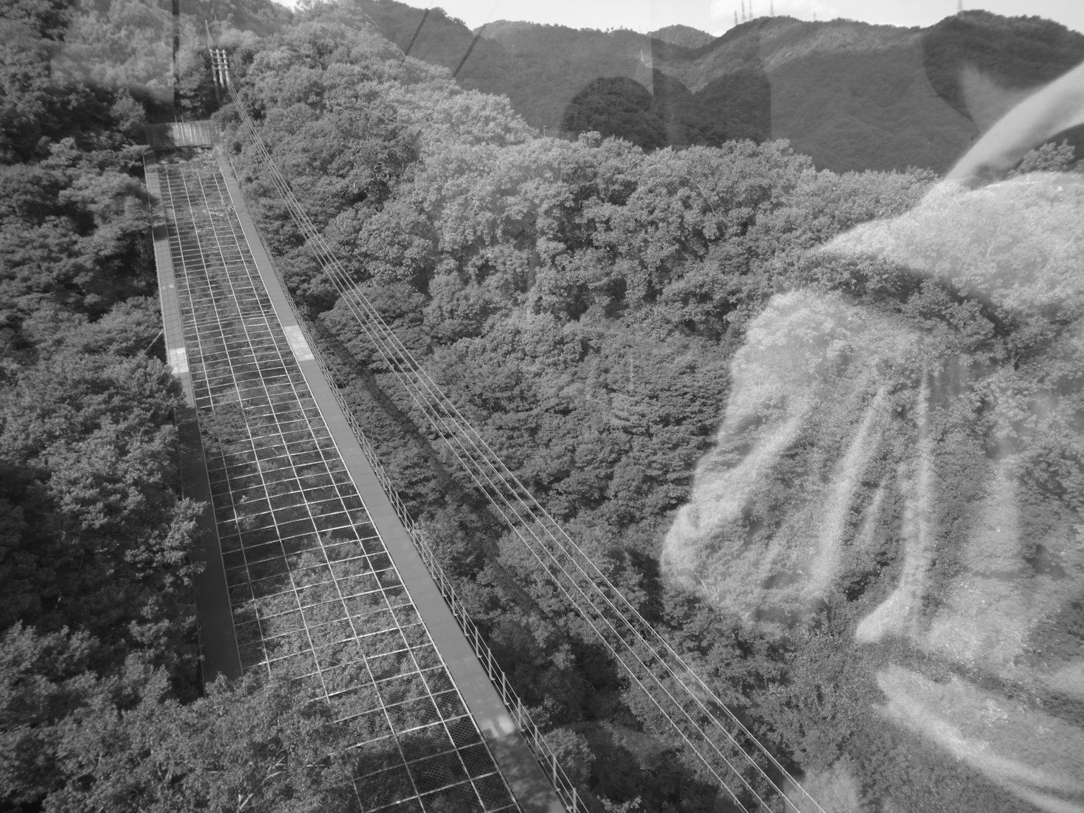 Vue aérienne d'une voie ferrée traversant des montagnes verdoyantes