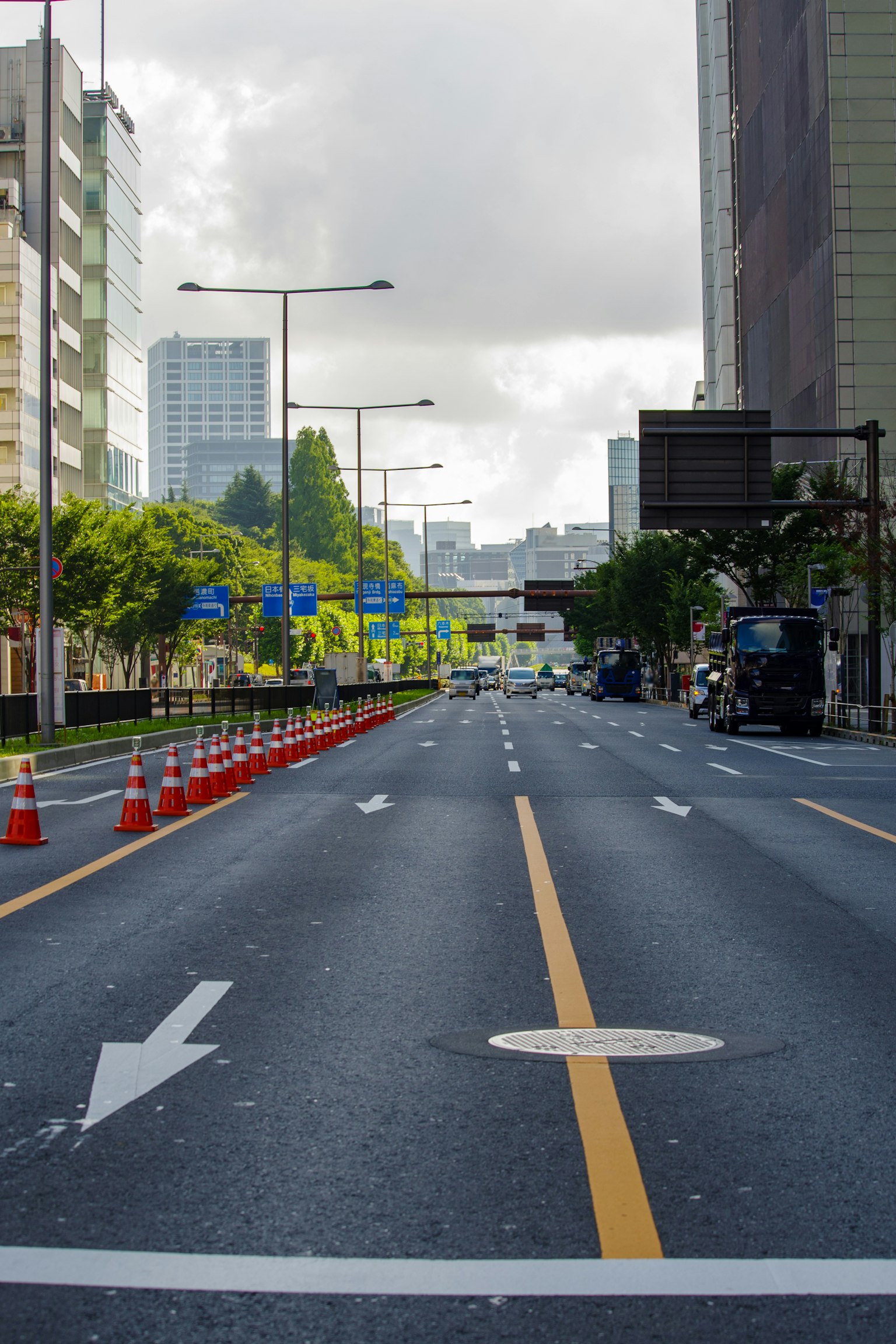 Pemandangan jalan perkotaan dengan rambu lalu lintas dan kerucut