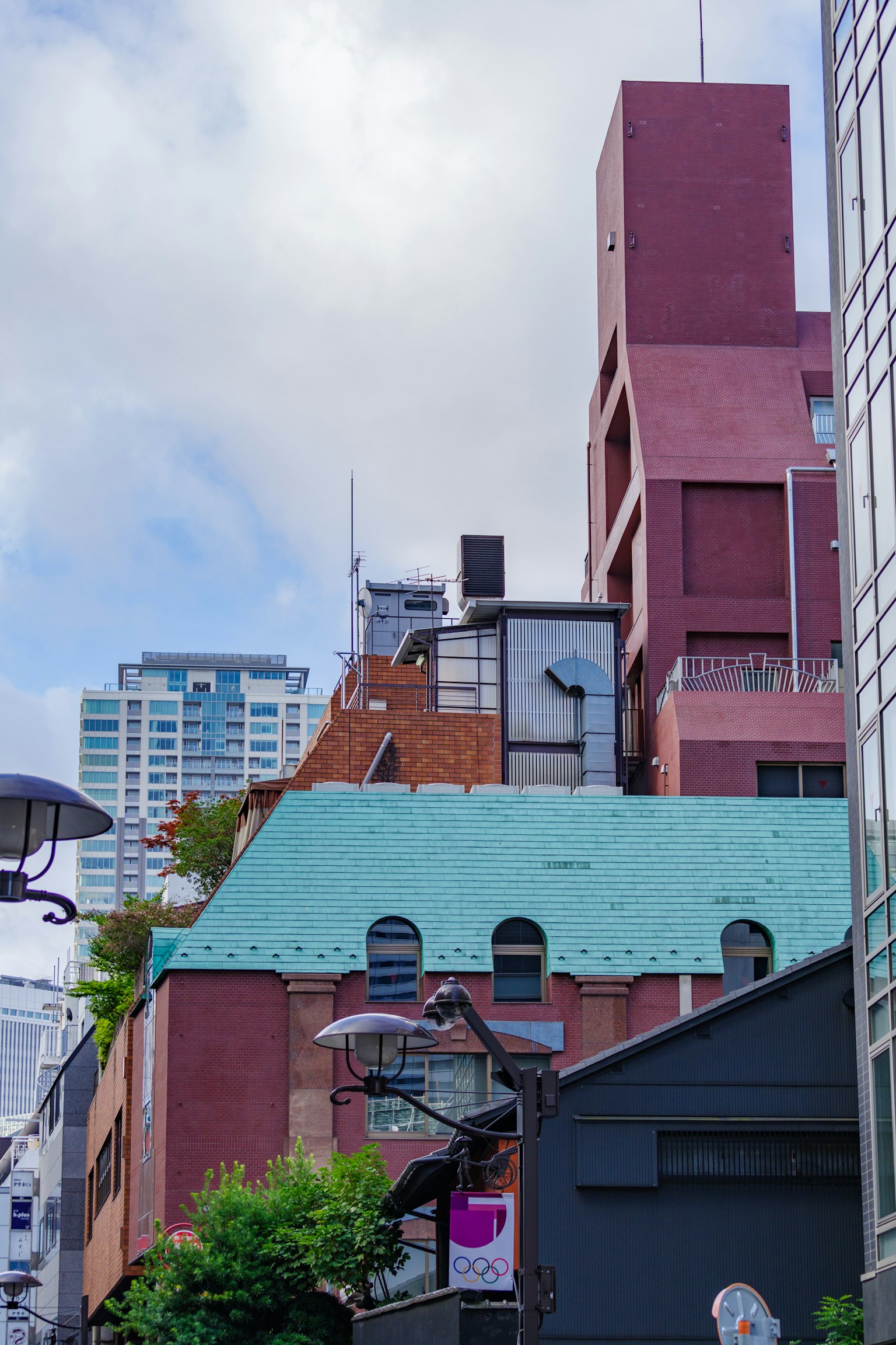 Paisaje urbano con un edificio de techo azul y estructuras de ladrillo rojo