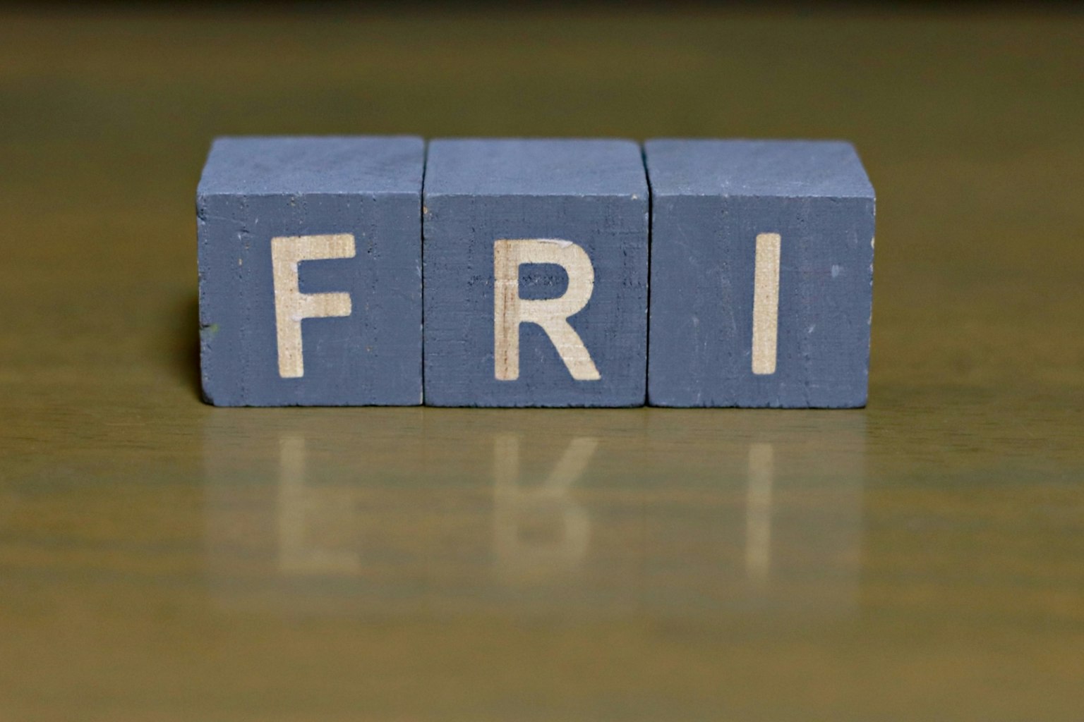 Imagen de bloques azules con letras blancas que dicen 'FRI'