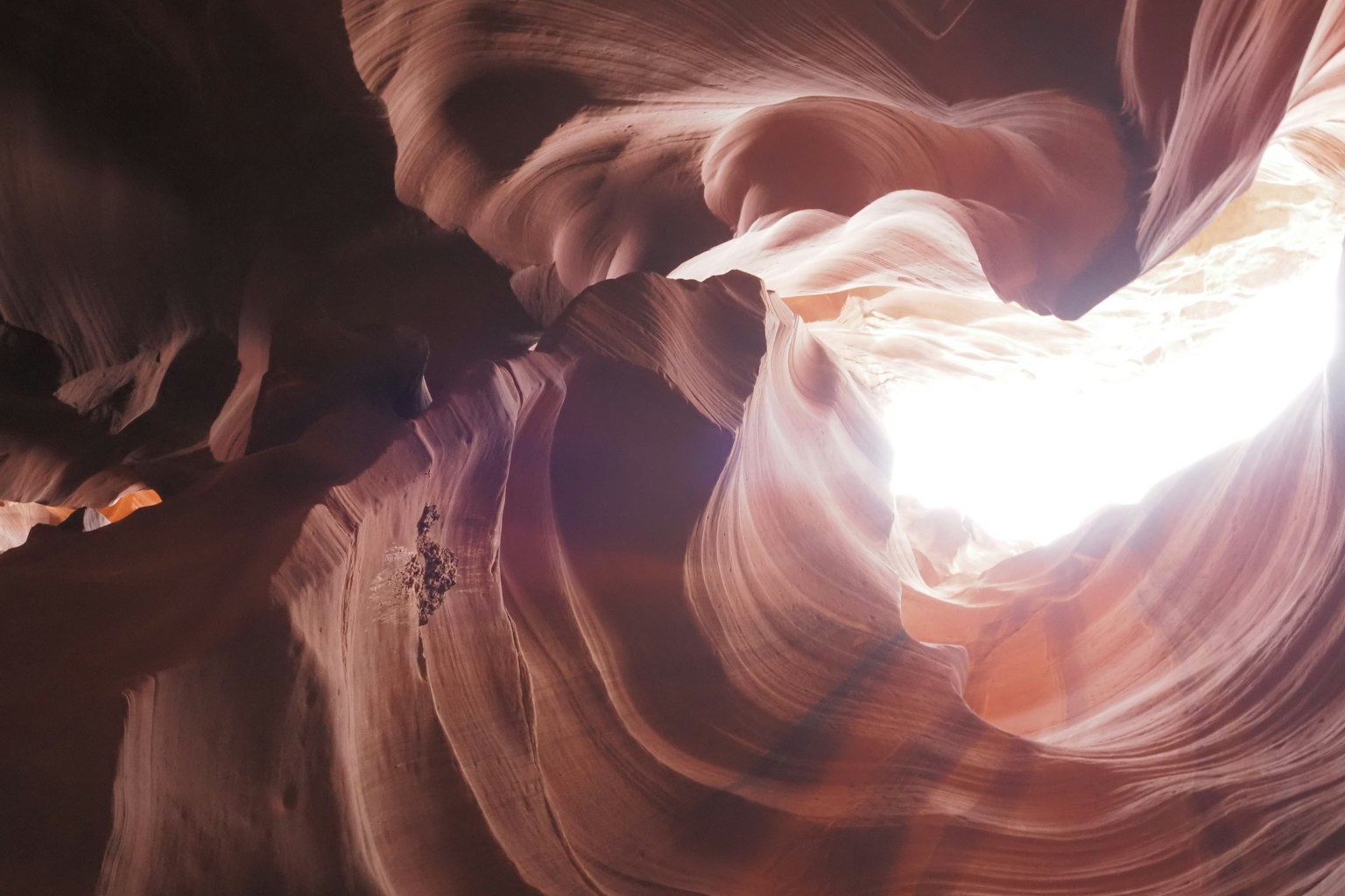 Interior del cañón Antelope con hermosas formaciones rocosas y luz que entra