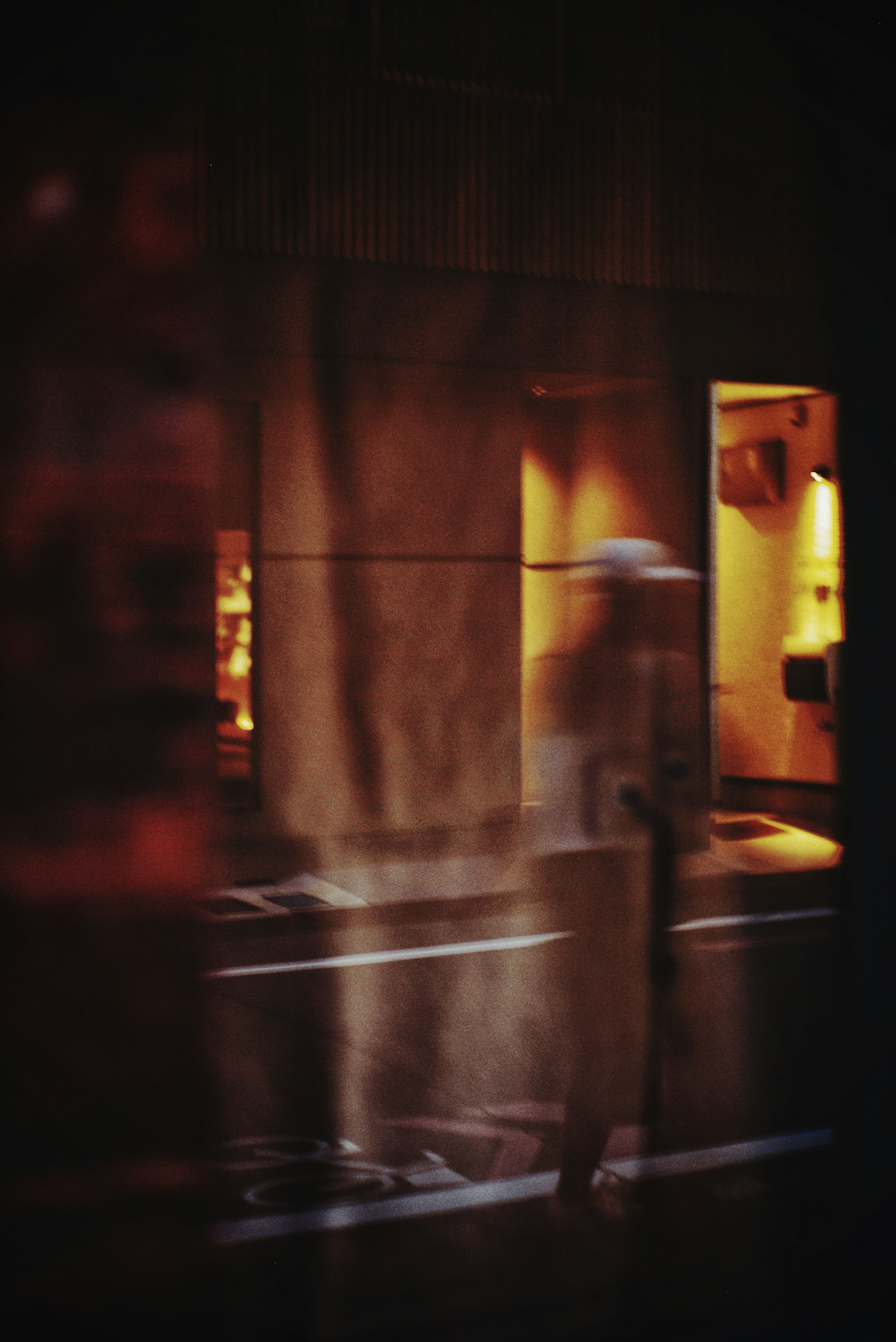 ぼんやりとした人影が映る窓の外の風景