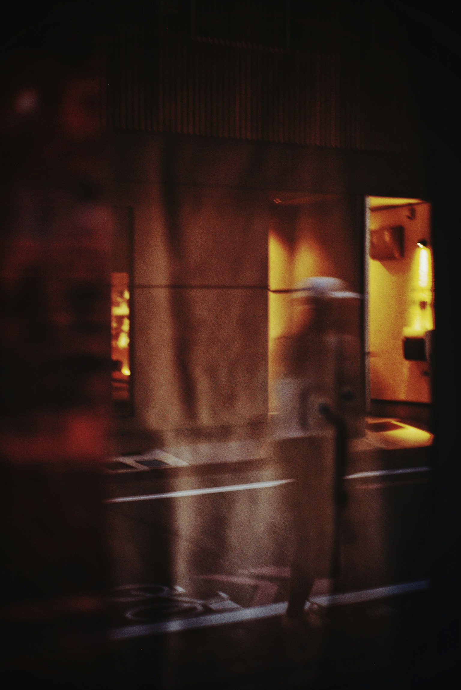 Hình mờ đi qua cửa sổ với ánh sáng ấm áp