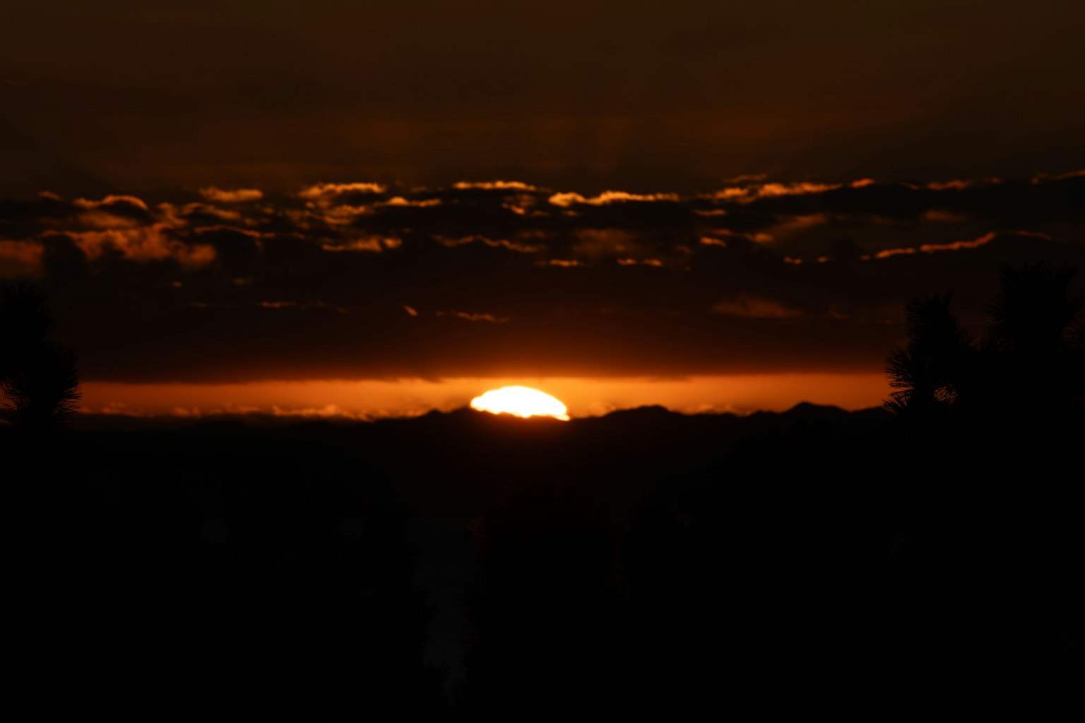 夕阳西下，黑云和橙色天空的景色