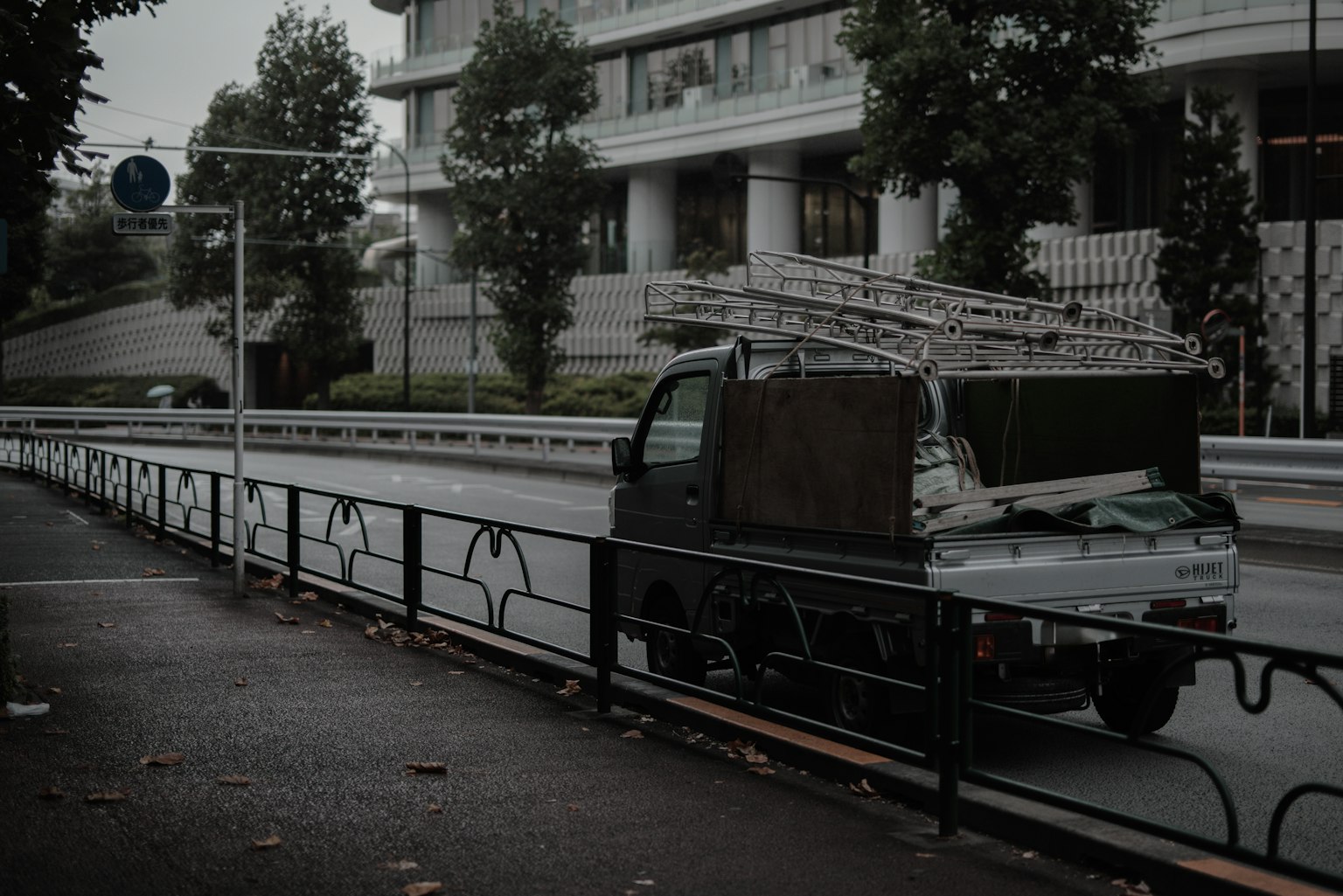 Camion garé sur une rue pluvieuse entourée d'arbres verts