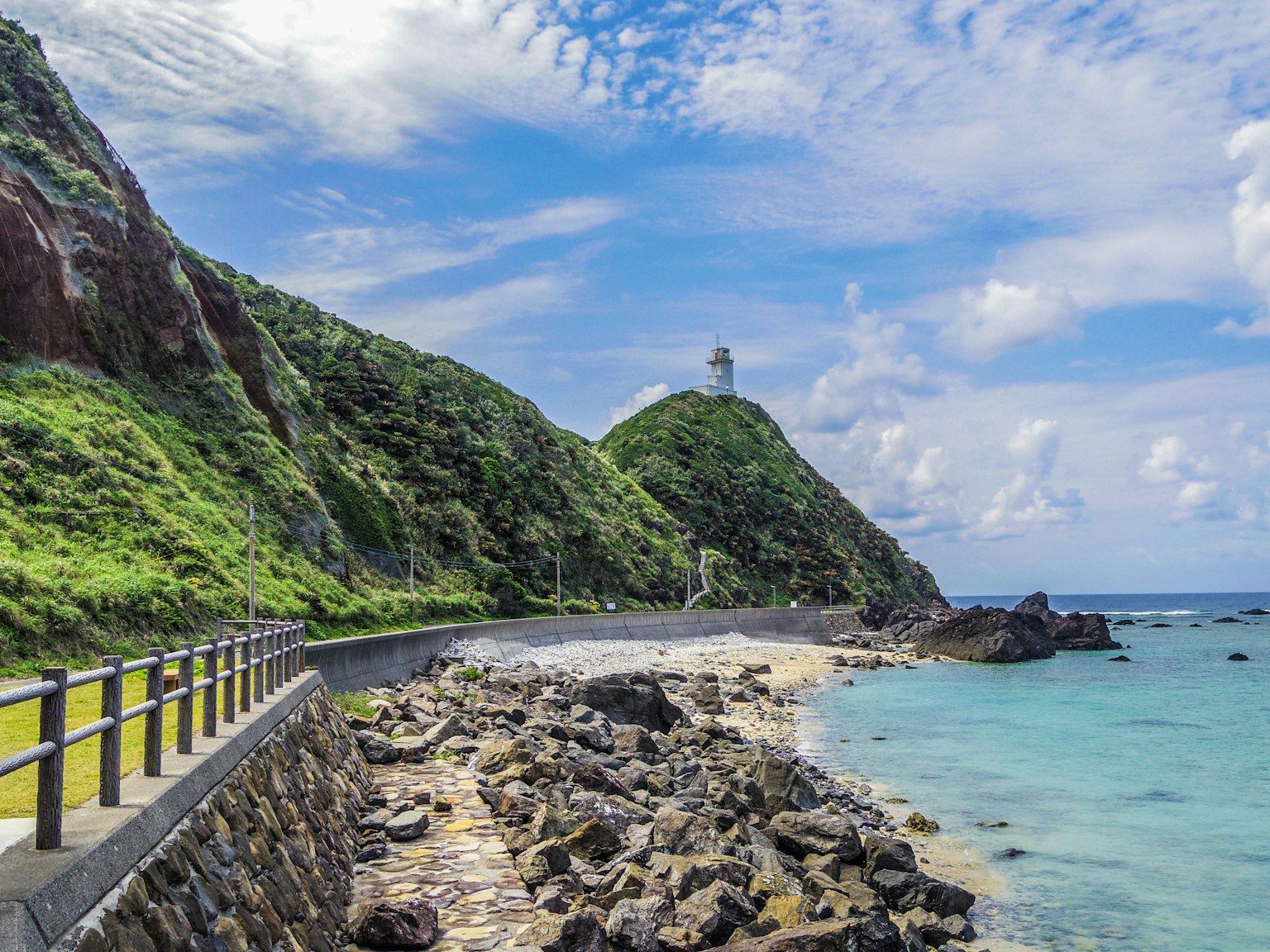 風景如畫的海岸線，綠色山丘和岩石海岸