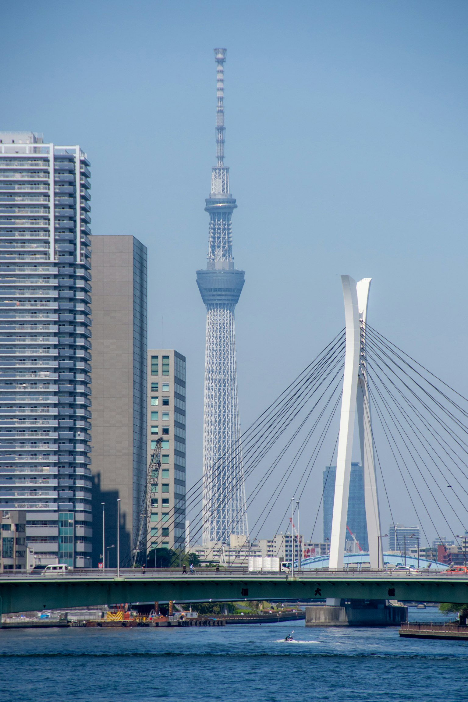 东京晴空塔和桥的景观
