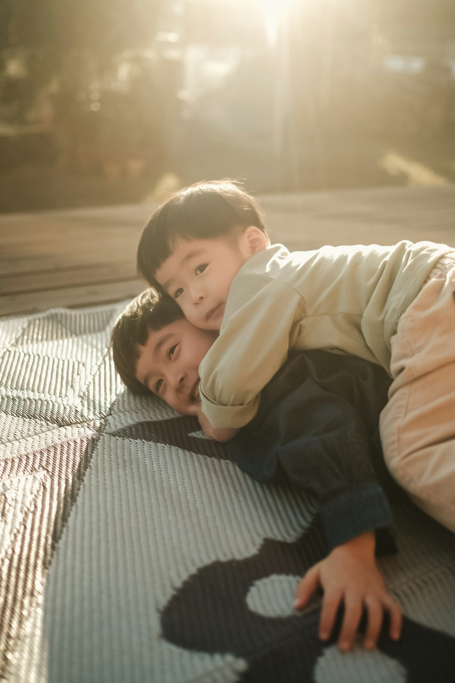 兩個孩子在墊子上玩耍