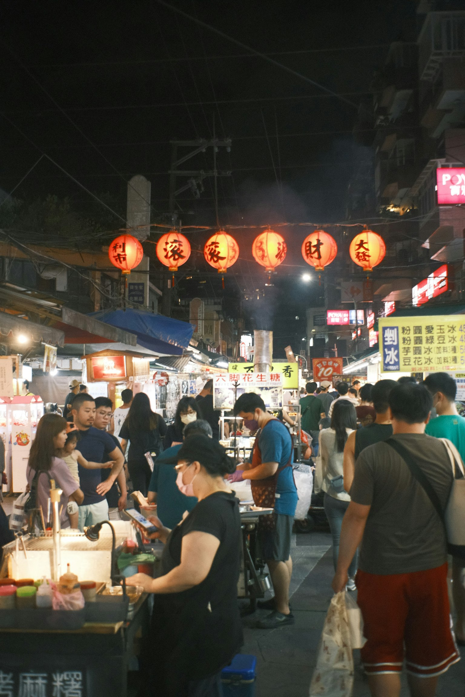 熱鬧的夜市場景,紅燈籠和人群