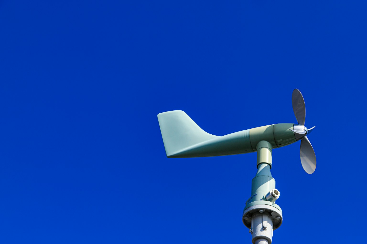 Un anémomètre sur fond de ciel bleu