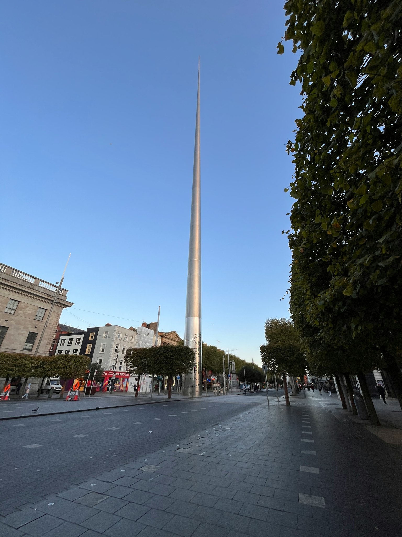 La Spire di Dublino contro un cielo azzurro
