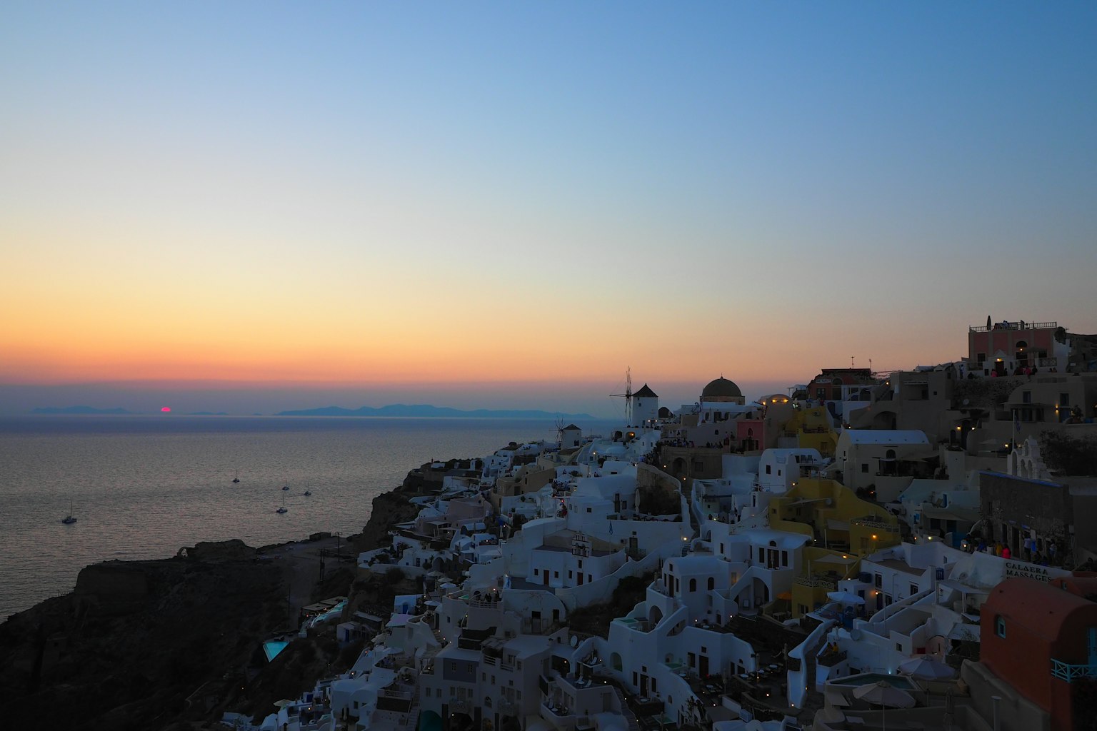 Đường bờ biển Santorini tuyệt đẹp lúc hoàng hôn với những ngôi nhà trắng