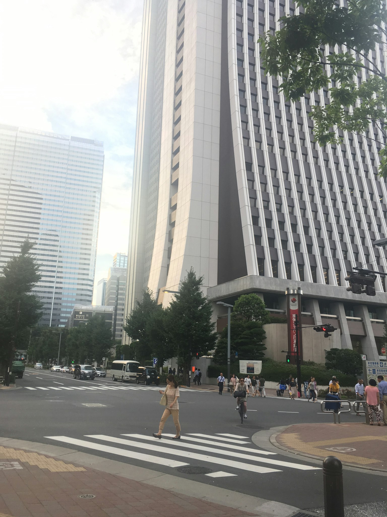 城市交叉口的人与摩天大楼
