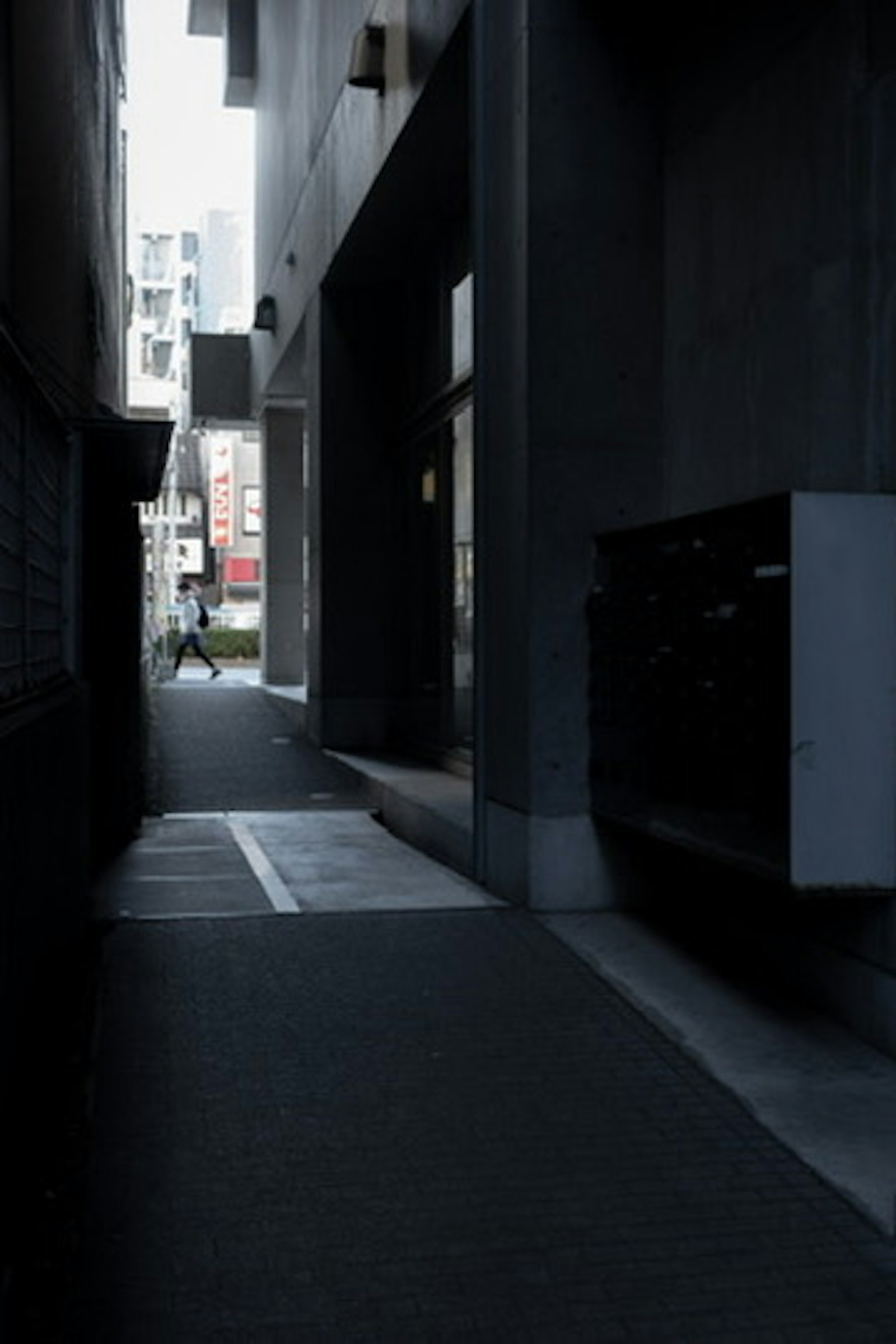 建築物之間的狹窄黑暗巷道和白色郵箱
