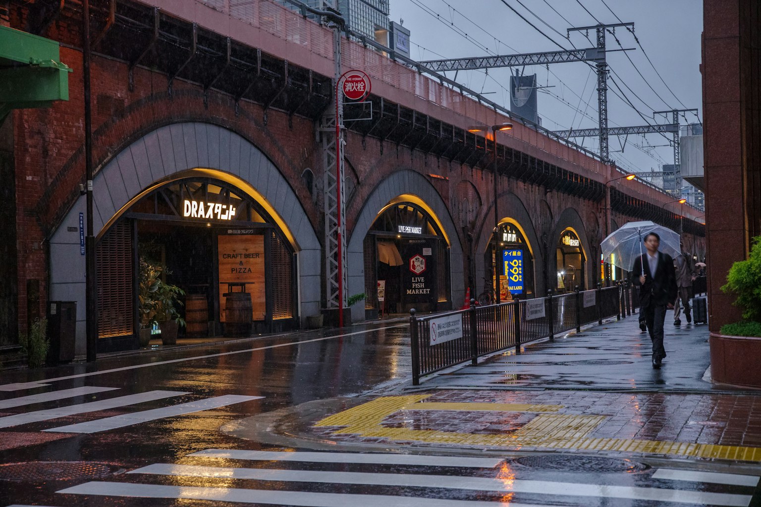 雨中的城市街道與拱形橋