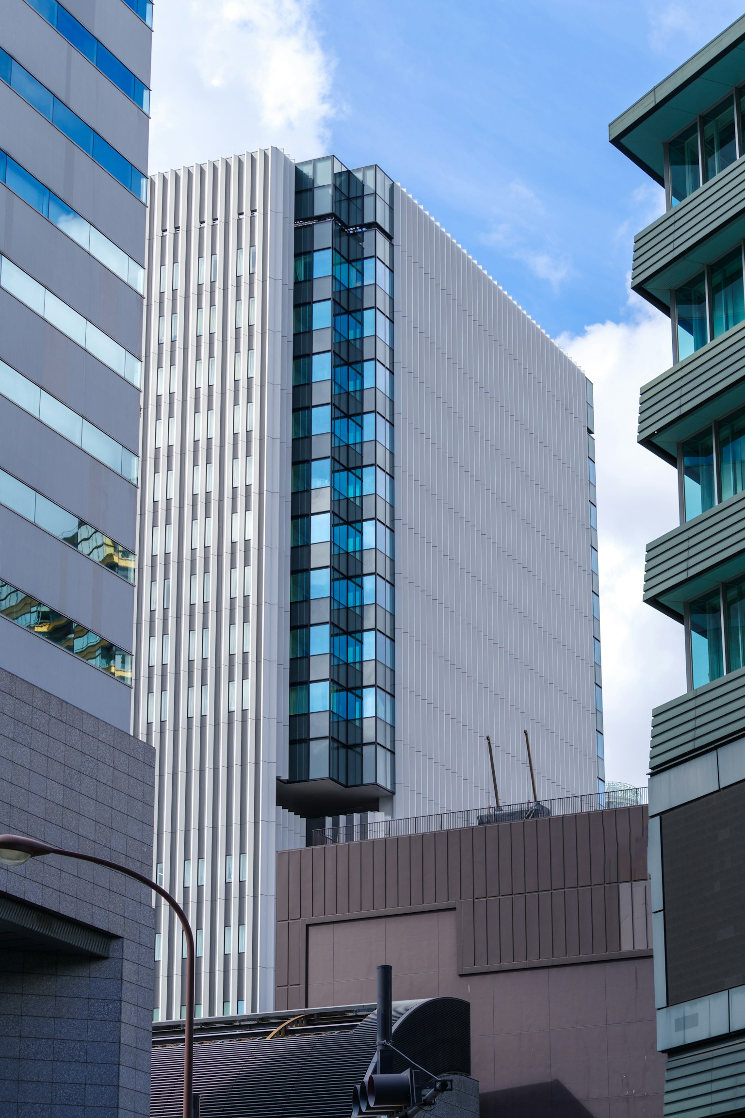Paysage urbain moderne avec un immeuble de grande hauteur et une façade en verre bleu