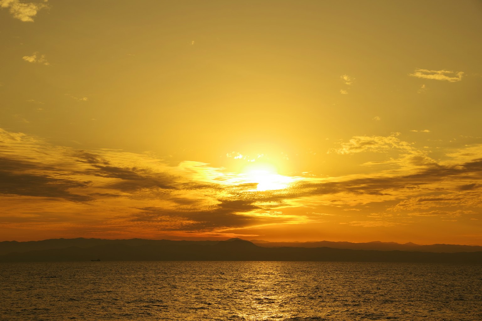 Bellissimo tramonto sull'oceano con colori vivaci