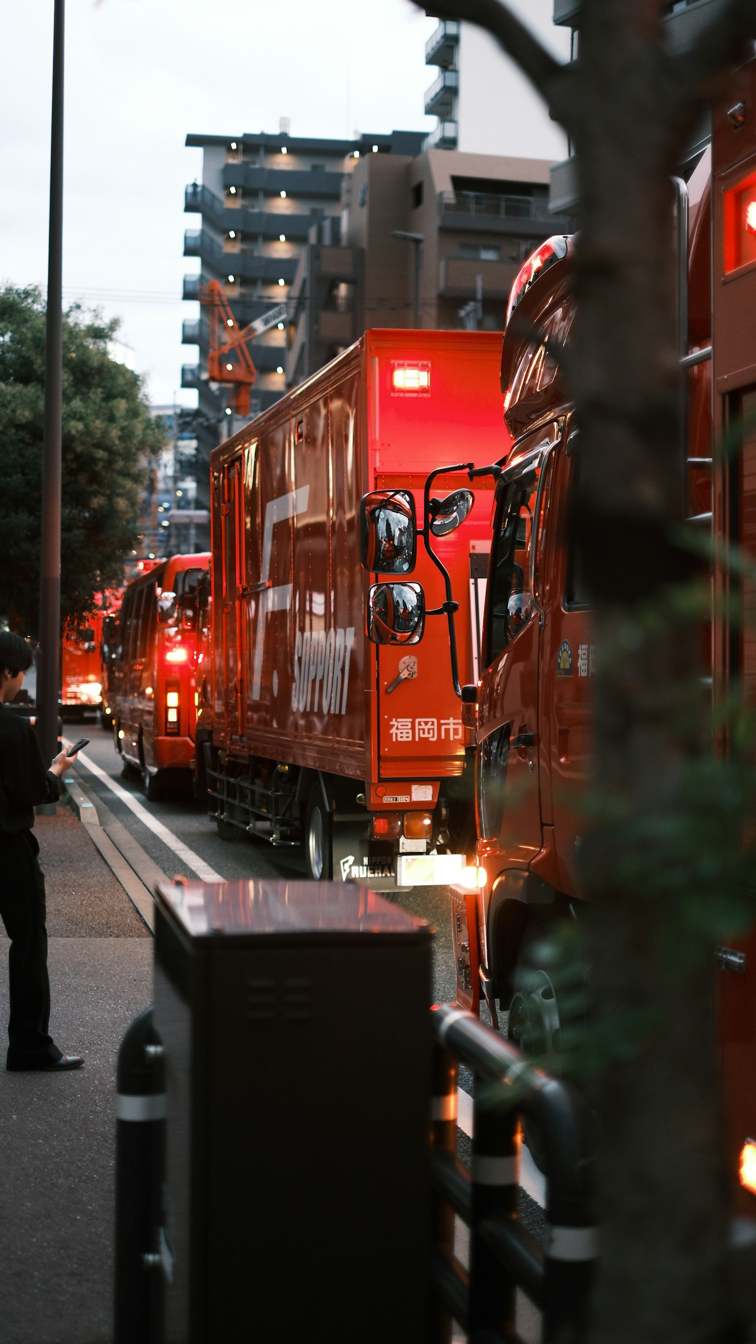 Dãy xe tải đỏ trong môi trường đô thị