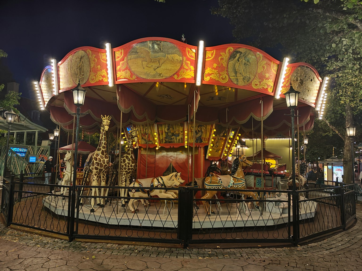 Carrousel coloré la nuit avec des sculptures d'animaux