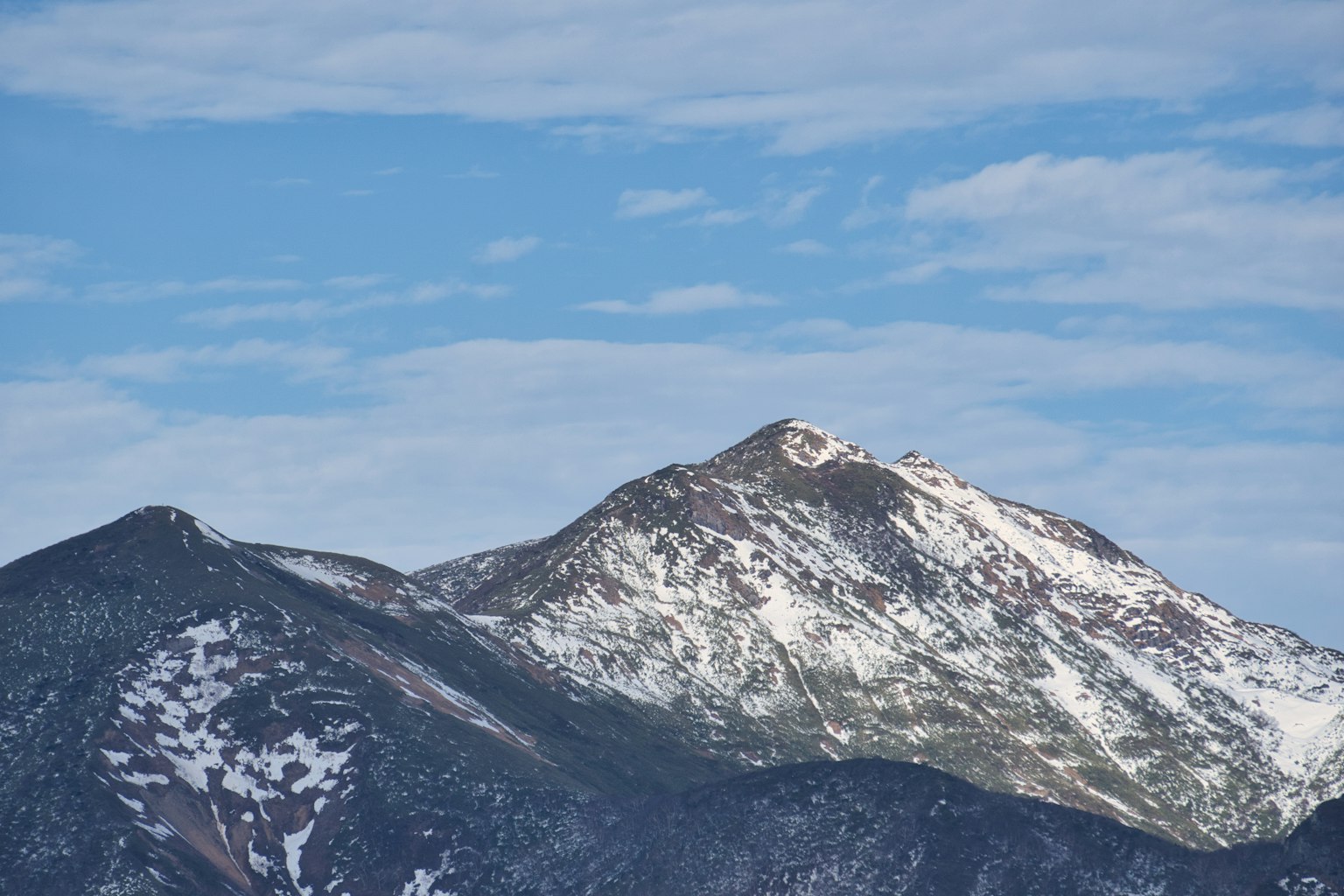 Montaña cubierta de nieve con cielo azul