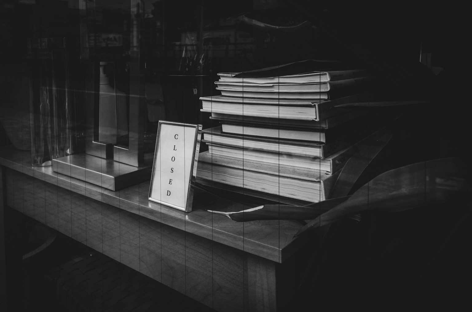 積み重ねられた本とフレームのある静かな書斎の風景