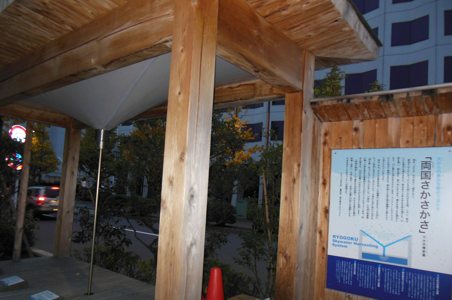 Pemberhentian bus kayu dengan papan informasi di suasana malam