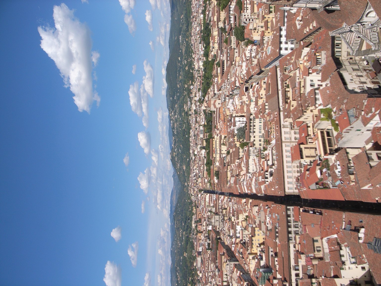 Vista aerea di Firenze con tetti rossi e cielo blu chiaro