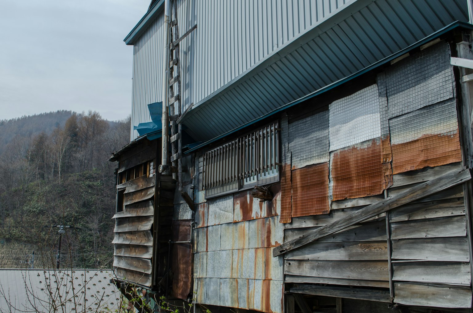 Esterno di un edificio con pareti in legno vecchio e un tetto in metallo