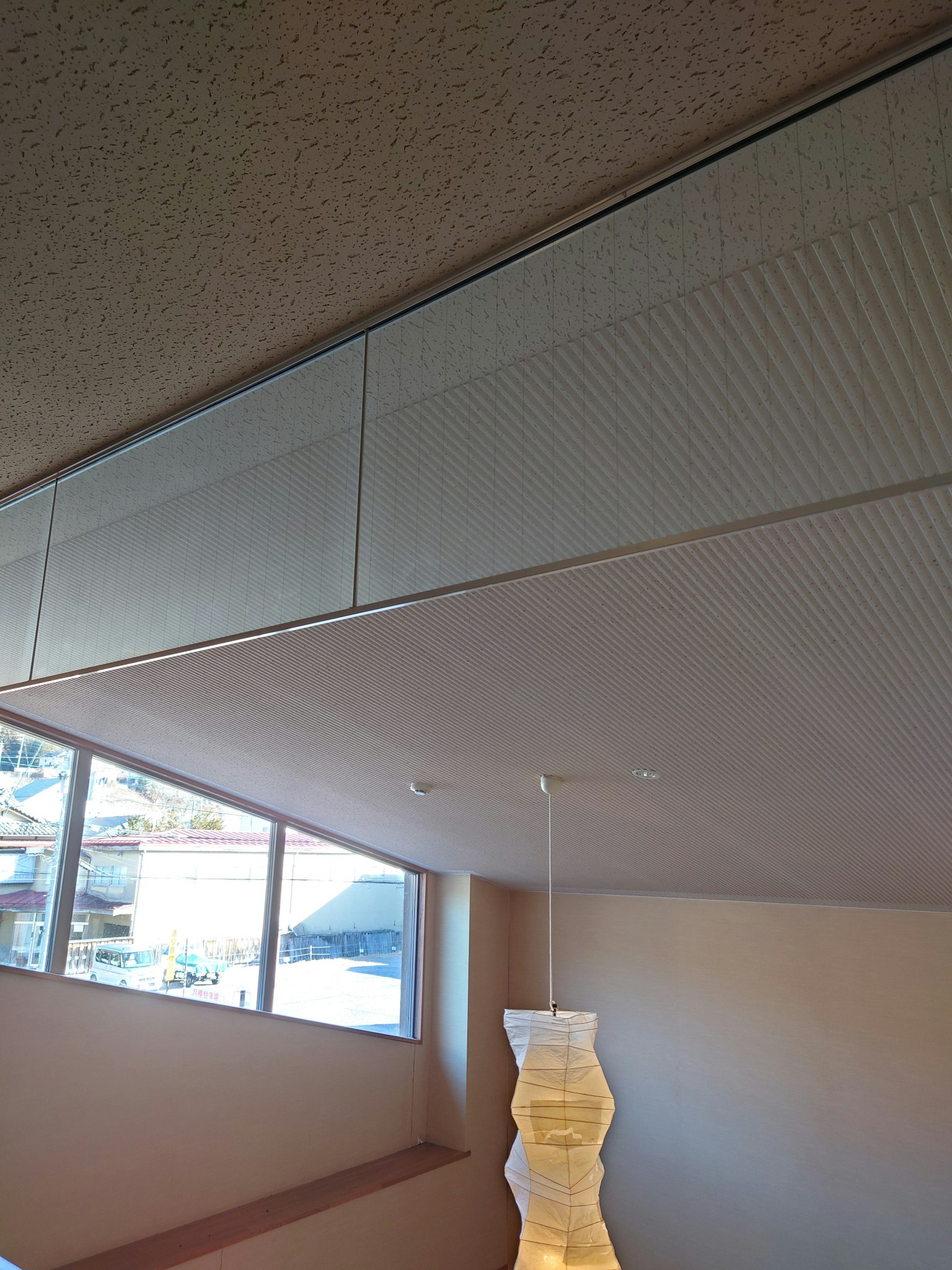 Vista interna che mostra il design del soffitto e la lampada sospesa