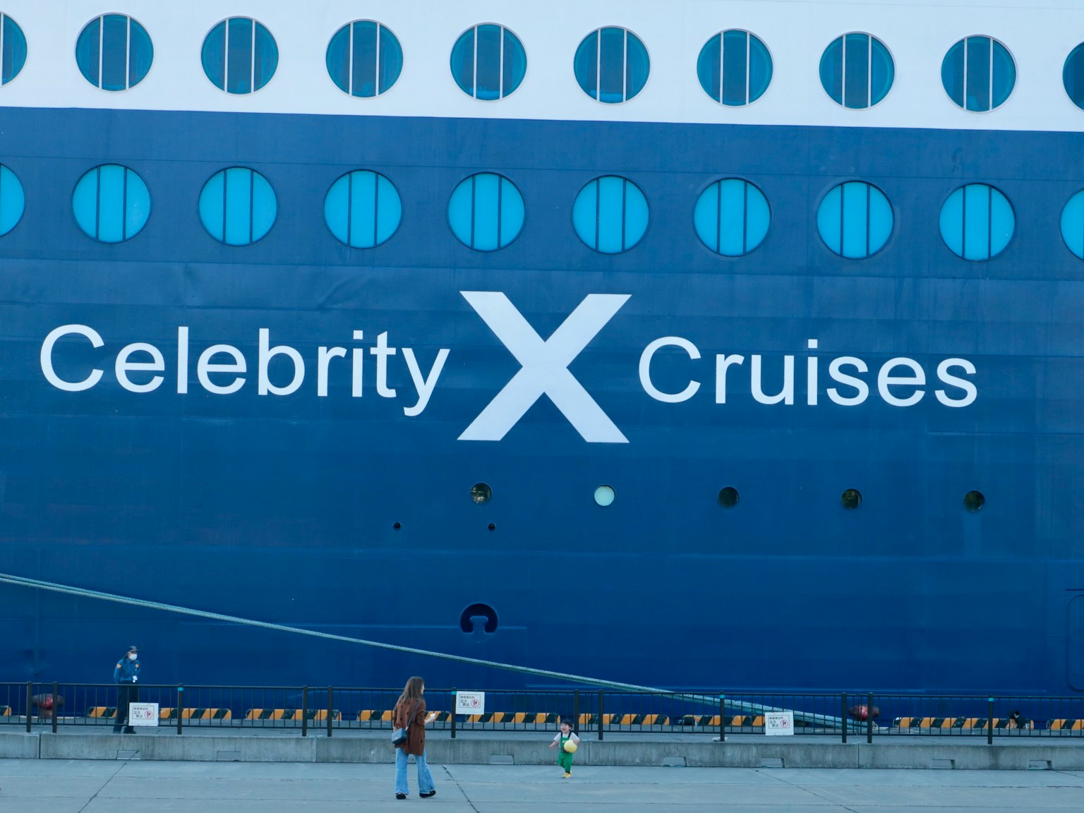 Logo besar Celebrity X Cruises di lambung kapal biru