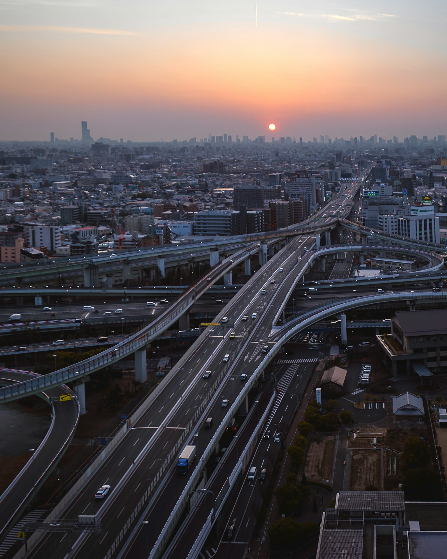ทิวทัศน์เมืองยามพระอาทิตย์ตก มีทางด่วนและการจราจร