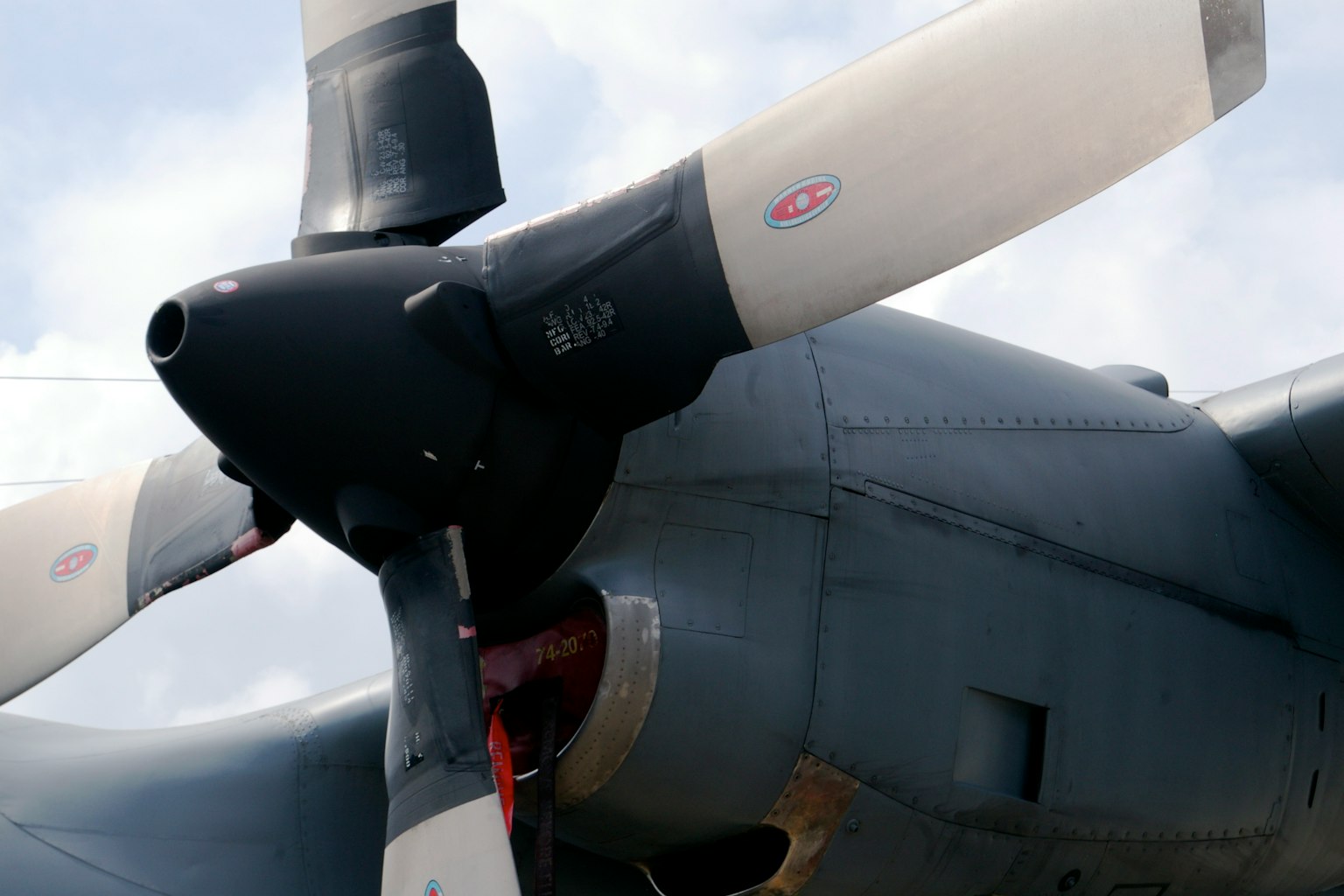 Nahaufnahme eines Flugzeugpropellers mit einem schwarz-weißen Design