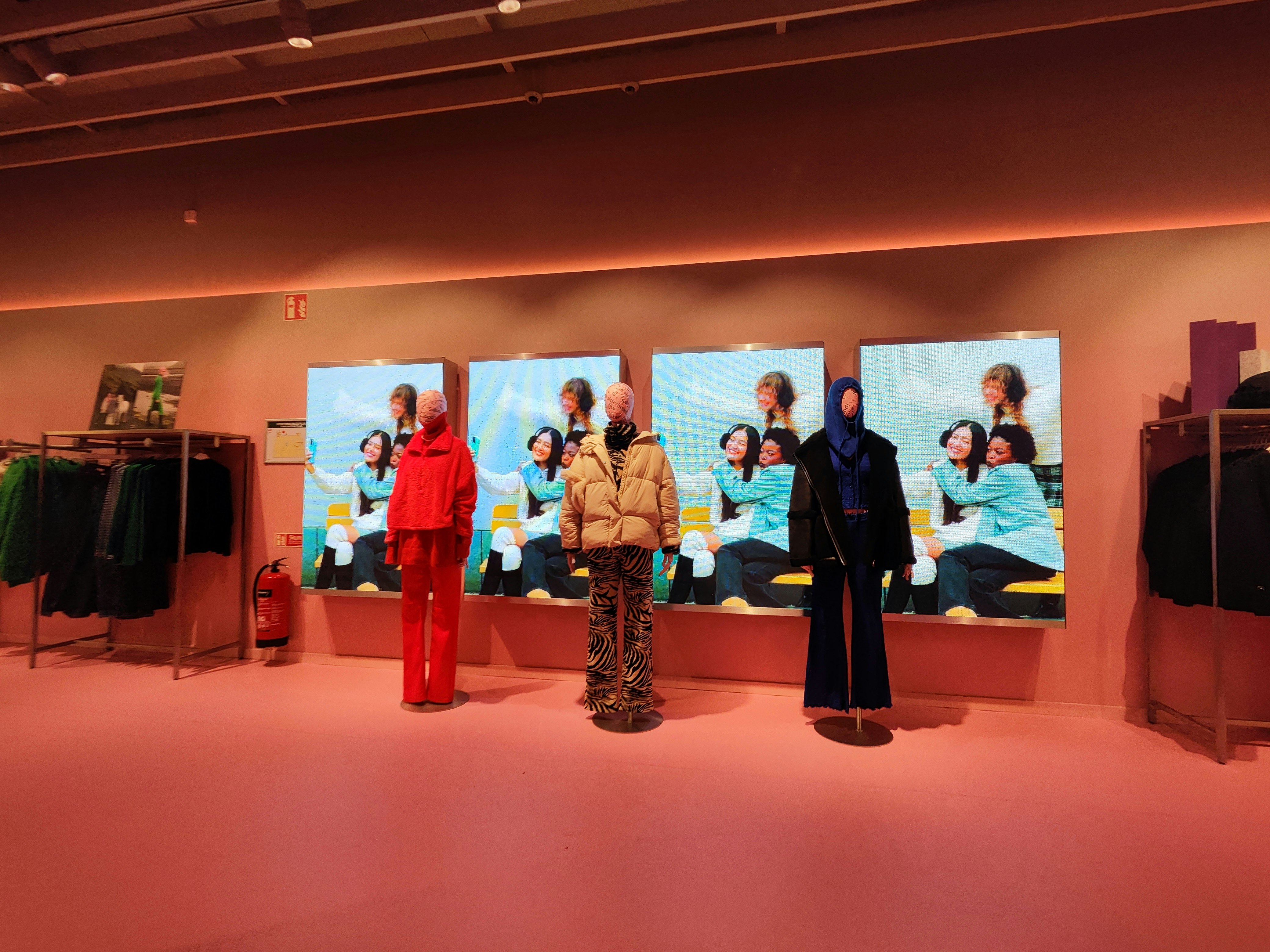室内展厅，墙面展示板与站立的参观者