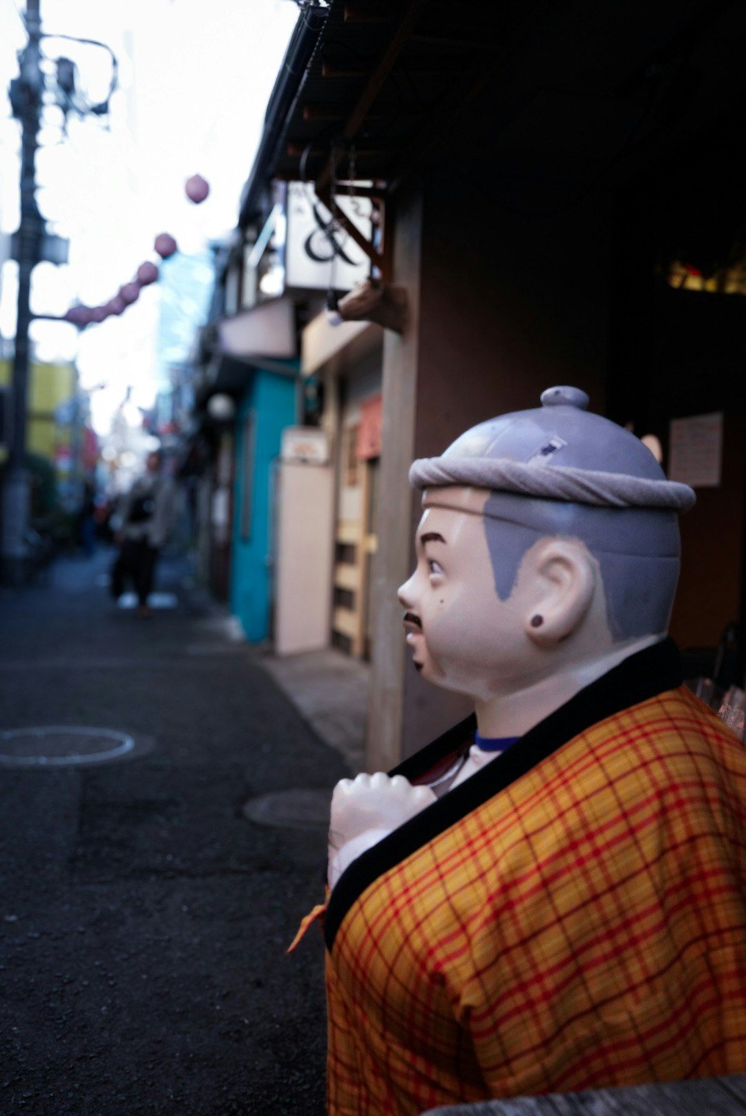 perfil de una muñeca en un callejón de Nakano