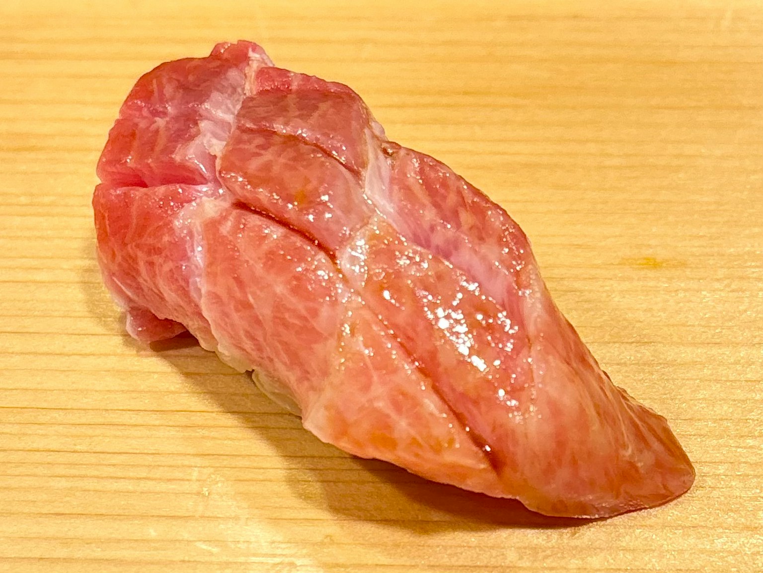 放在木板上的紅肉壽司