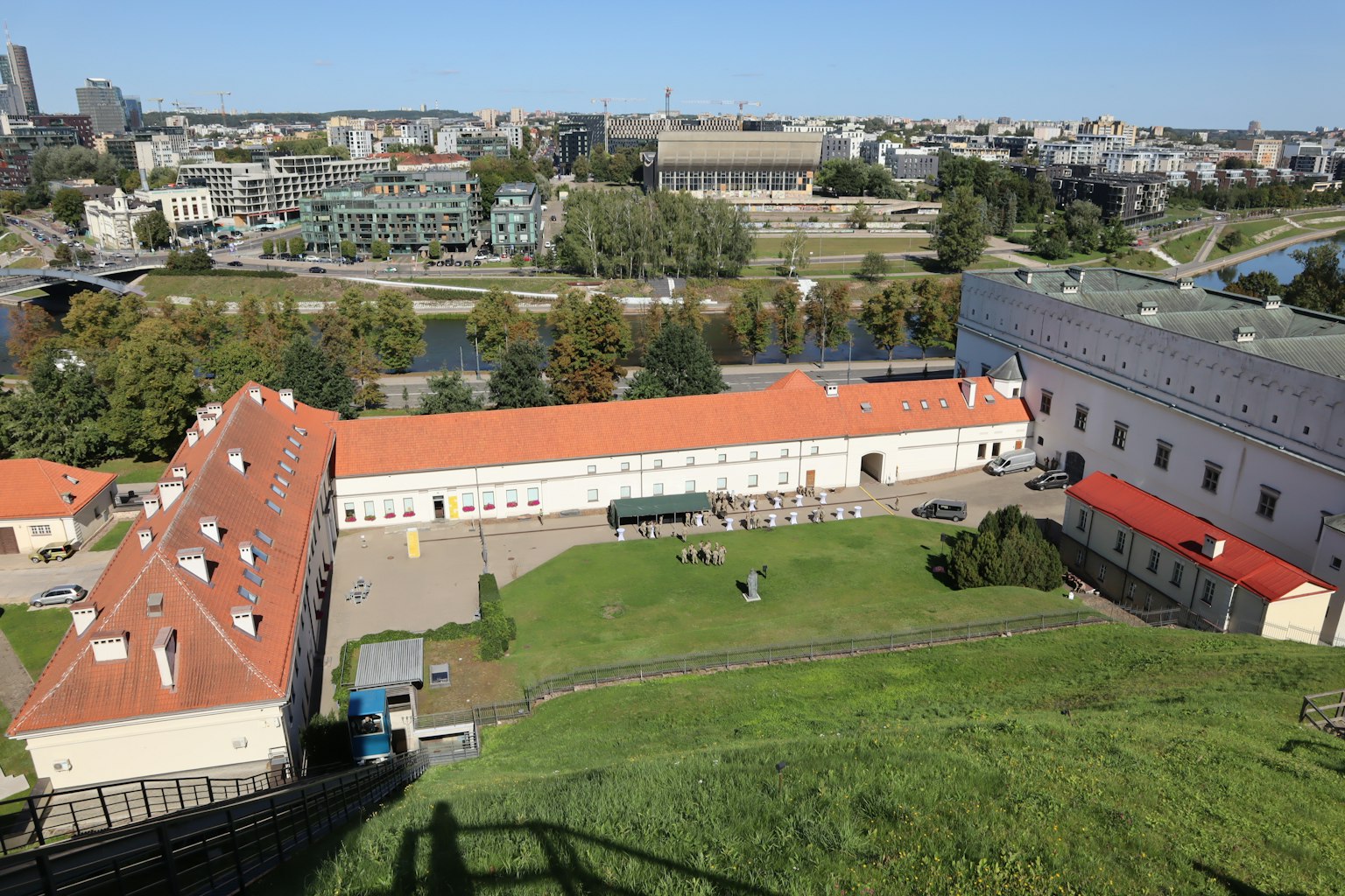 Blick auf Vilnius mit roten Dächern und grünem Landschaft