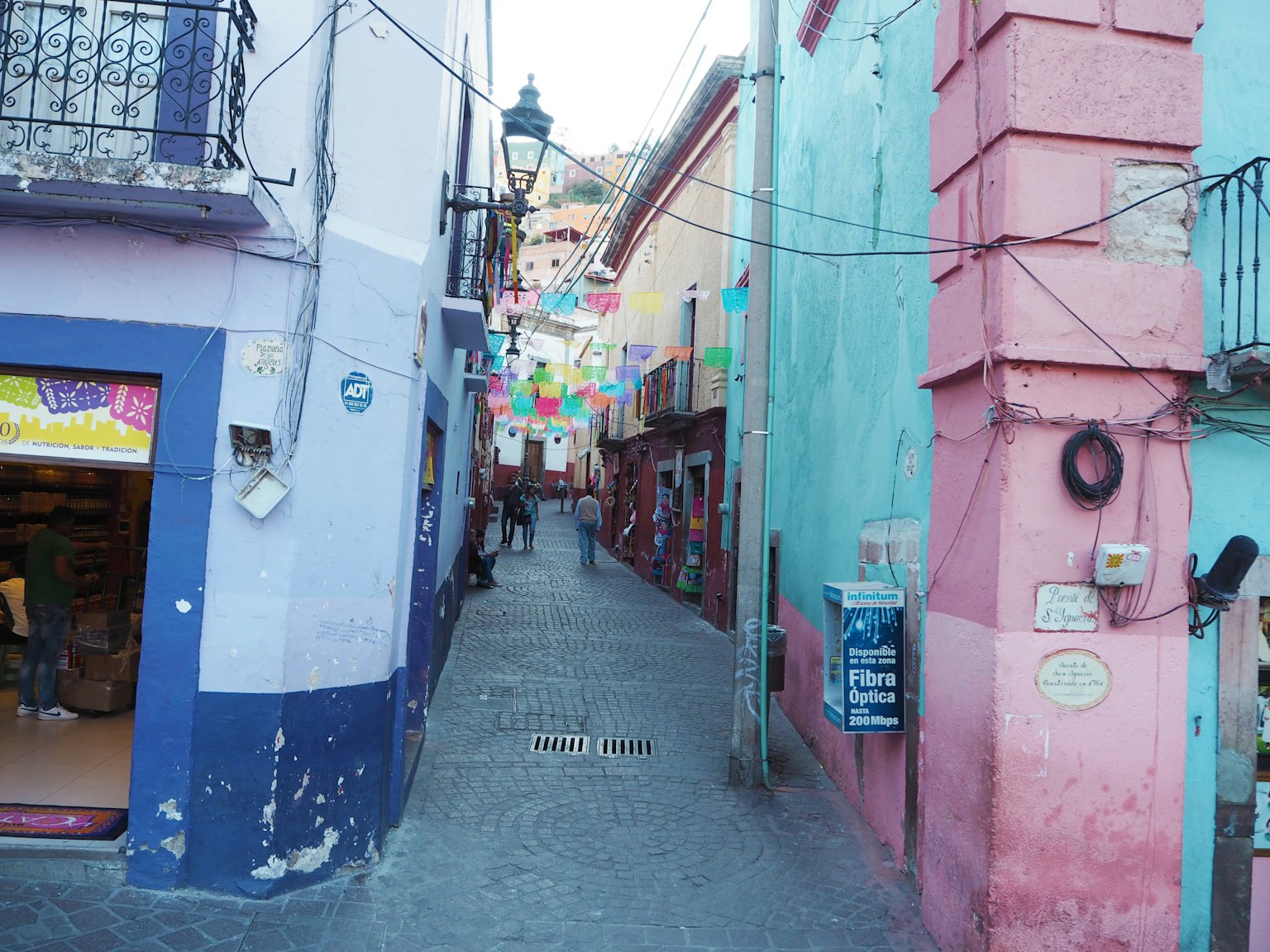 Escena de calle colorida en México con edificios vibrantes