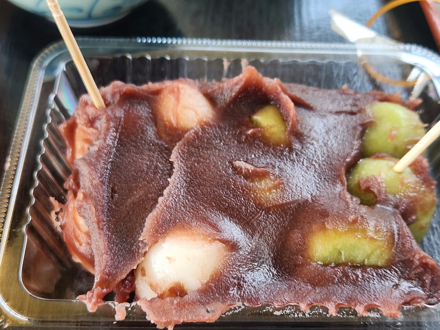 Món tráng miệng với mochi phủ đậu đỏ và trái cây xanh